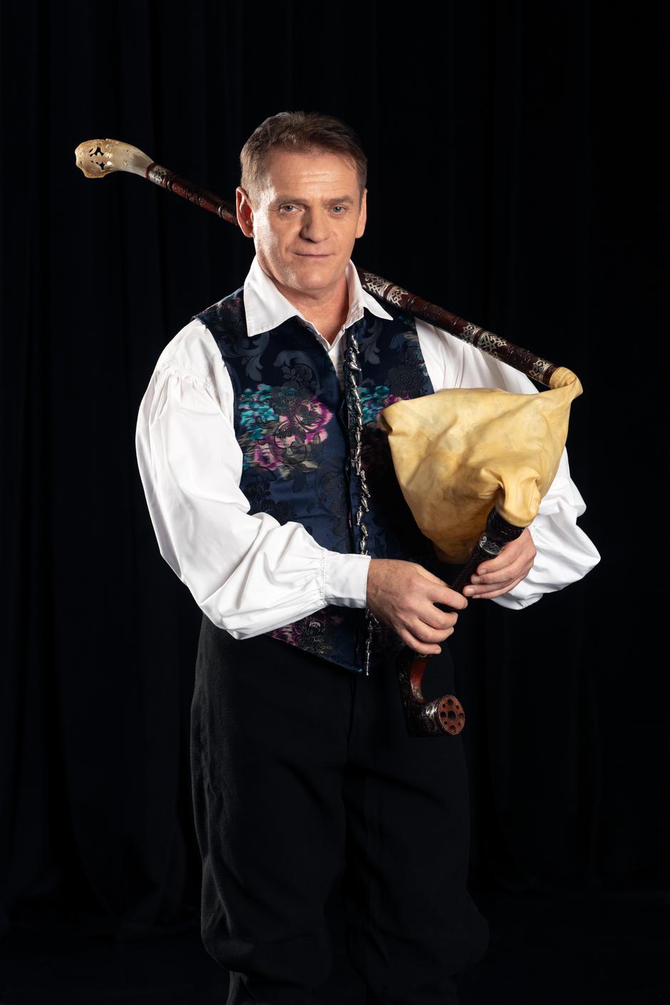 Prvaci i koncertni majstori Ansambla LADO