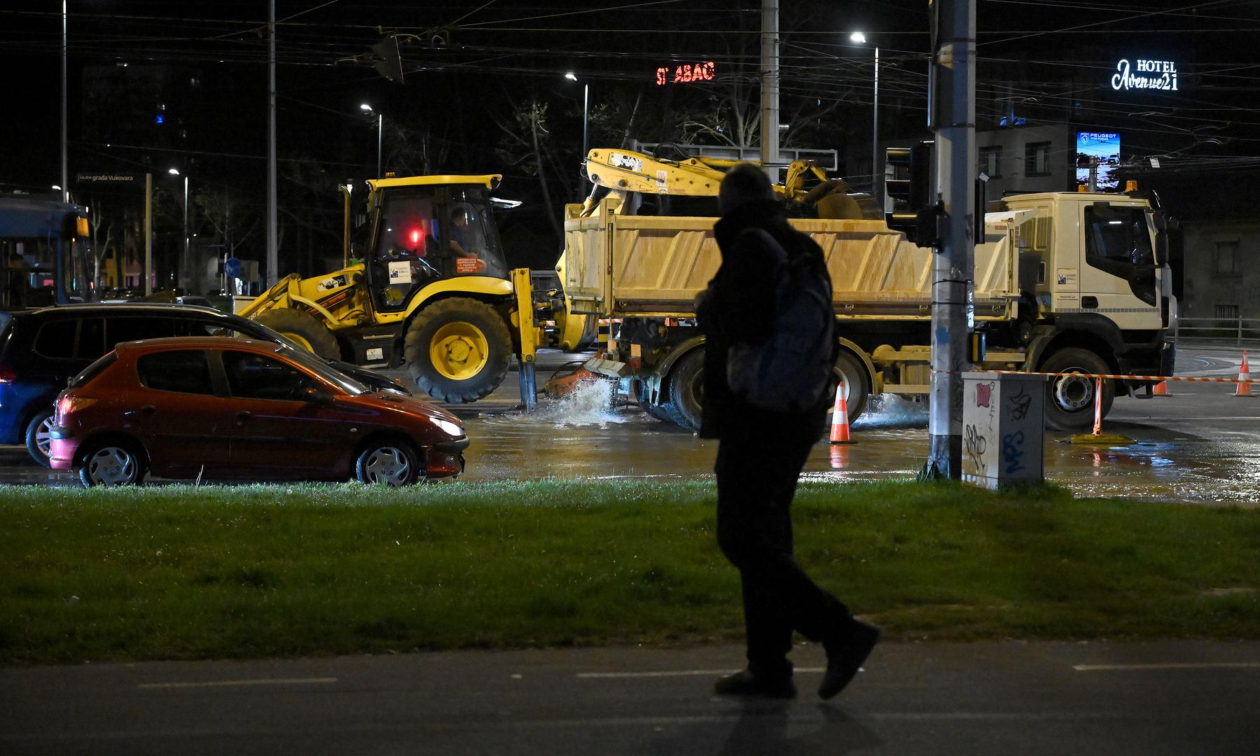 Nadležne službe su na terenu, a sanacija puknuća cijevi je u tijeku.