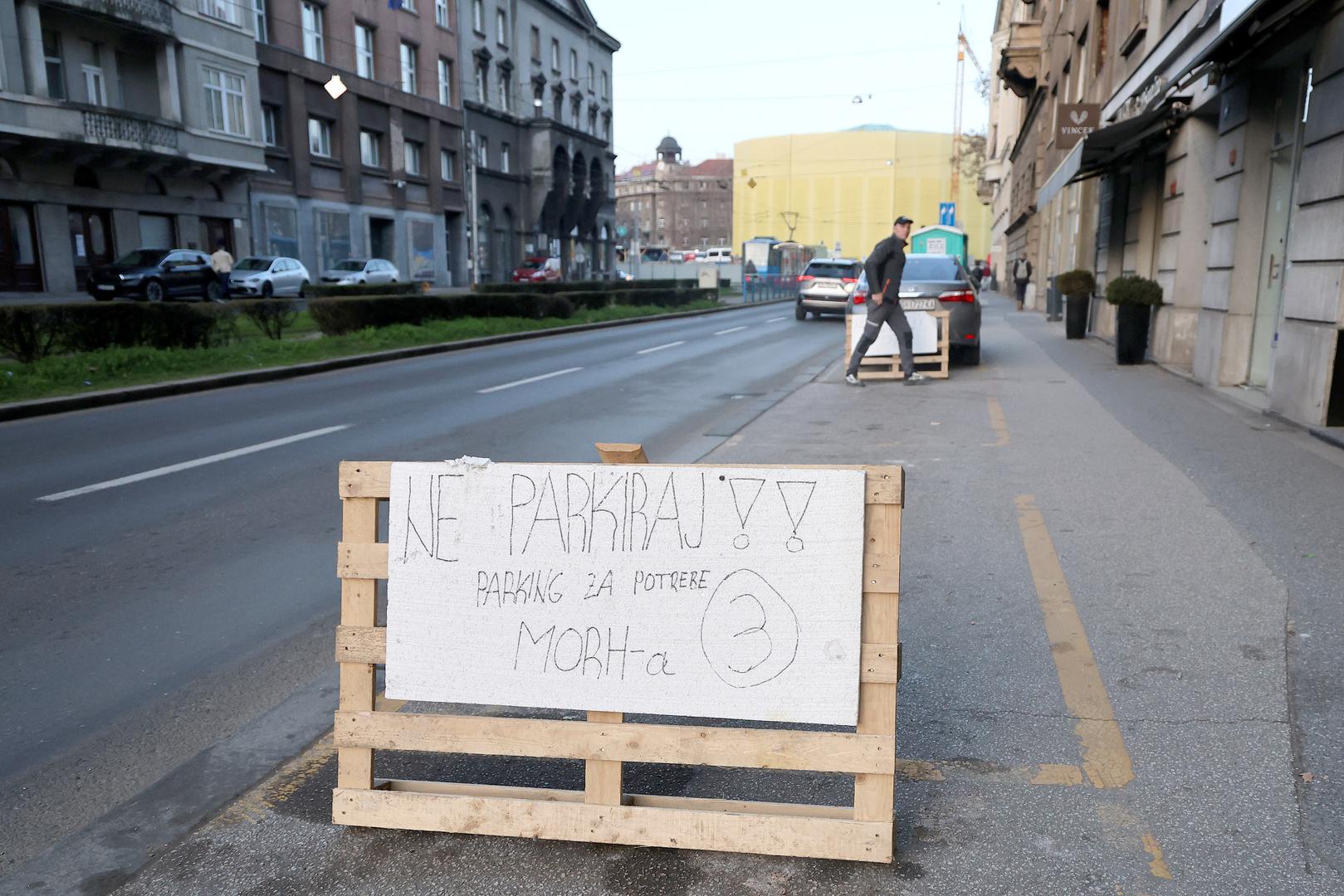 U gradu u kojem je potraga za slobodnim parkirnim mjestom svakodnevna rutina mnogih vozača, ne čudi da se pojedini korisnici služe različitim načinima kako bi sačuvali svoje parkiralište.