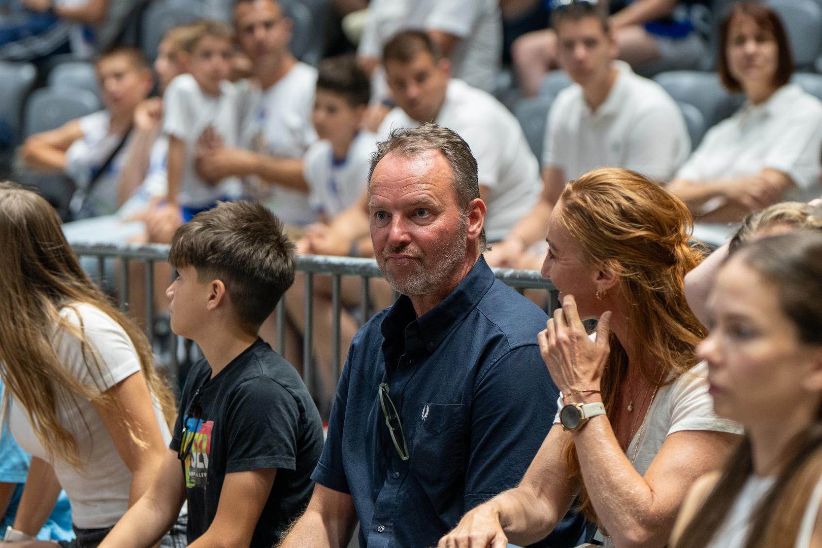 Prema javno dostupnim informacijama, Þorsteinsdóttir je izvršna direktorica islandske tvrtke Vinnuvernd, specijalizirane za područje zaštite na radu te zdravlja i dobrobiti zaposlenika. Svoj privatni život uglavnom drži podalje od javnosti, a njezini profili na društvenim mrežama nisu javno dostupni.