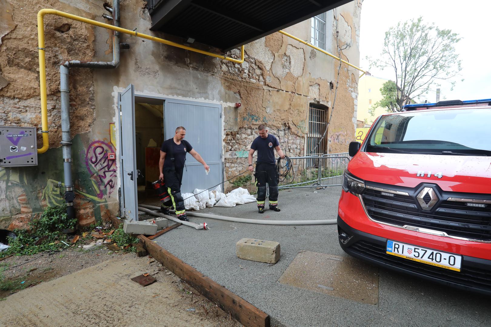 Jak i olujan južni vjetar okretat će na jugozapadnjak i zapadnjak, zatim sjeverozapadnjak te slabjeti prema kraju dana. Najviša dnevna temperatura između 18 i 22 °C.