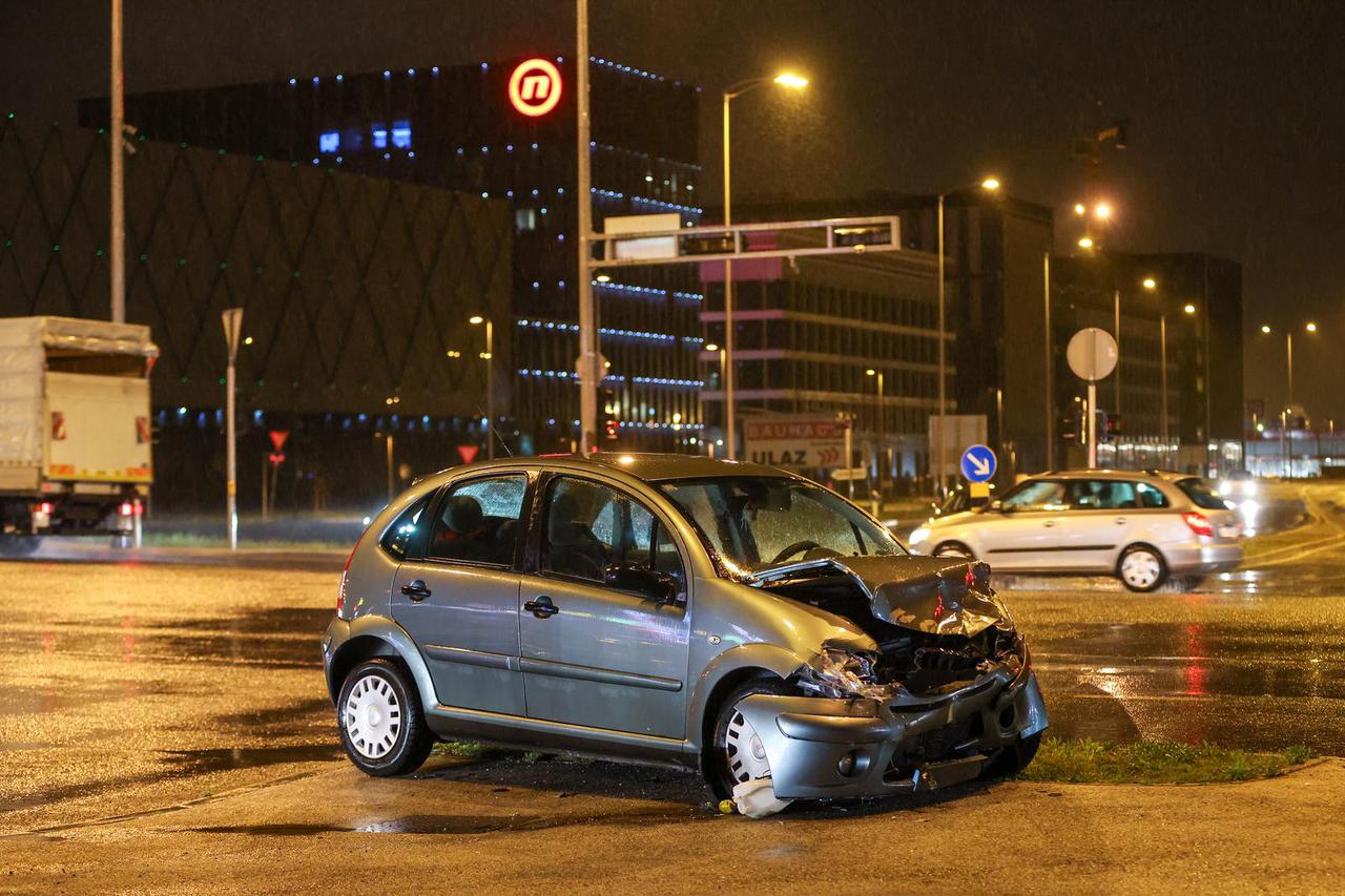 Zagreb: Nekoliko vozila sudjelovalo je u prometnoj nesreći kod trgovačkog centra u Buzinu