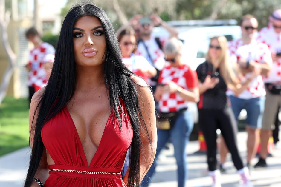 KATAR 2022 - Magdalena Keškić u društvu navijača Hrvatske