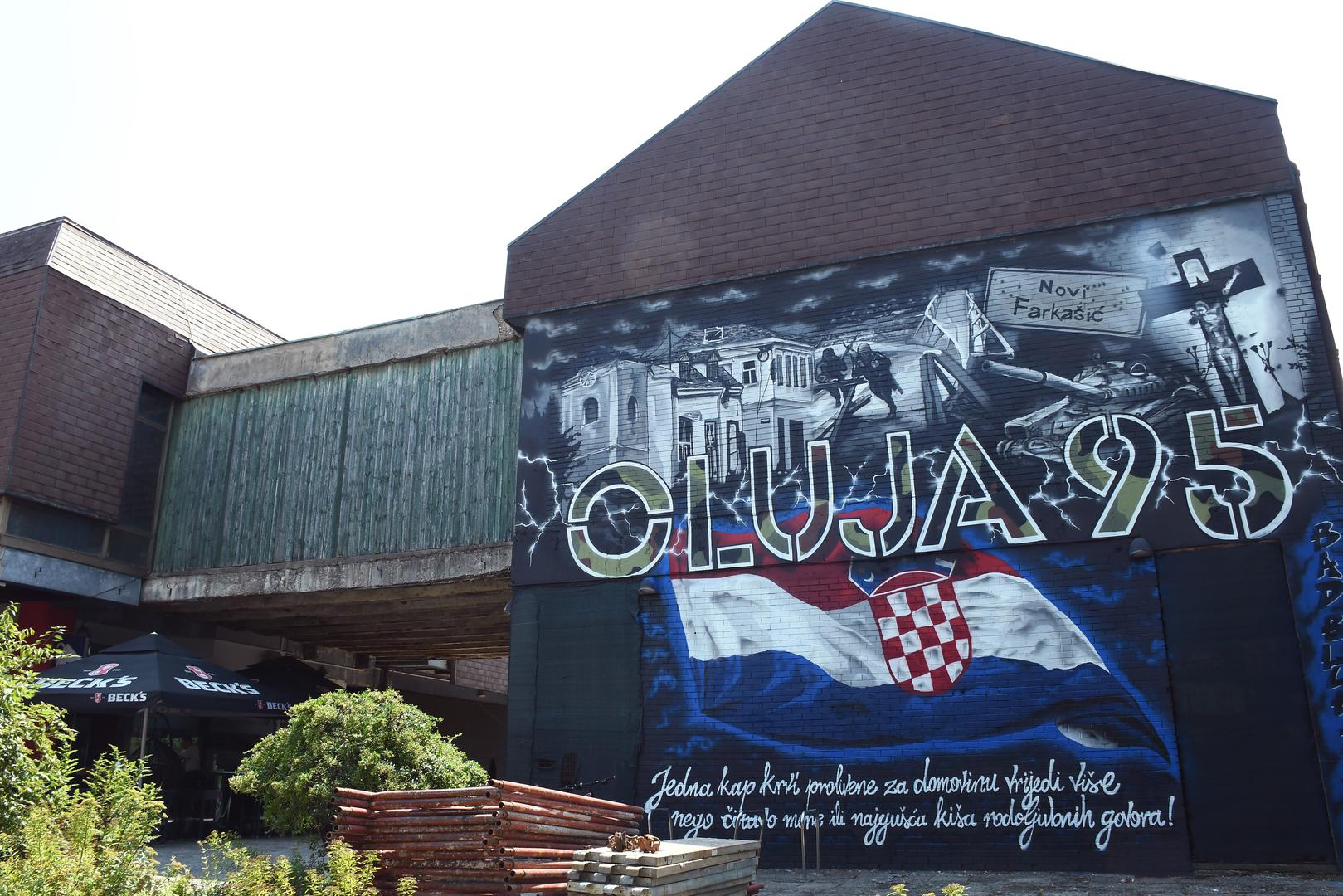 Leo Pavičić, autor ideje, uz pomoć članova Bad Blue Boys, skupio je sredstva te uz odobrenje grada Petrinje, napravio veliki mural u čast Oluje i svih poginulih
