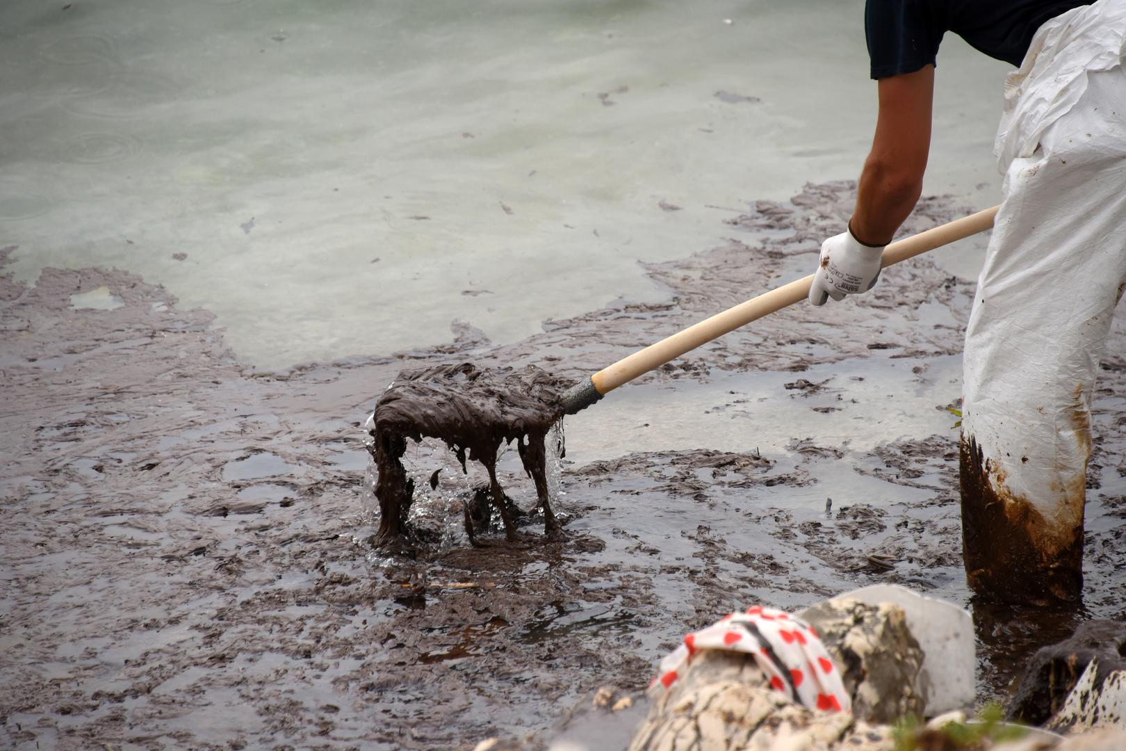 Pulska Lučka kapetanija dojavu o onečišćenju mora u kampu Stupice u Premanturi dobila je jutros oko 10 sati te je odmah o tom događaju izvijestila Županijski operativni centar, dok su djelatnici Lučke kapetanije odmah izašli na teren, izjavila je novinarima pulska lučka kapetanica Dolores Brenko Škerjanc.