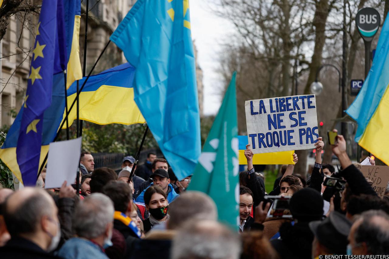 Protest against a potential war in Ukraine, in Paris