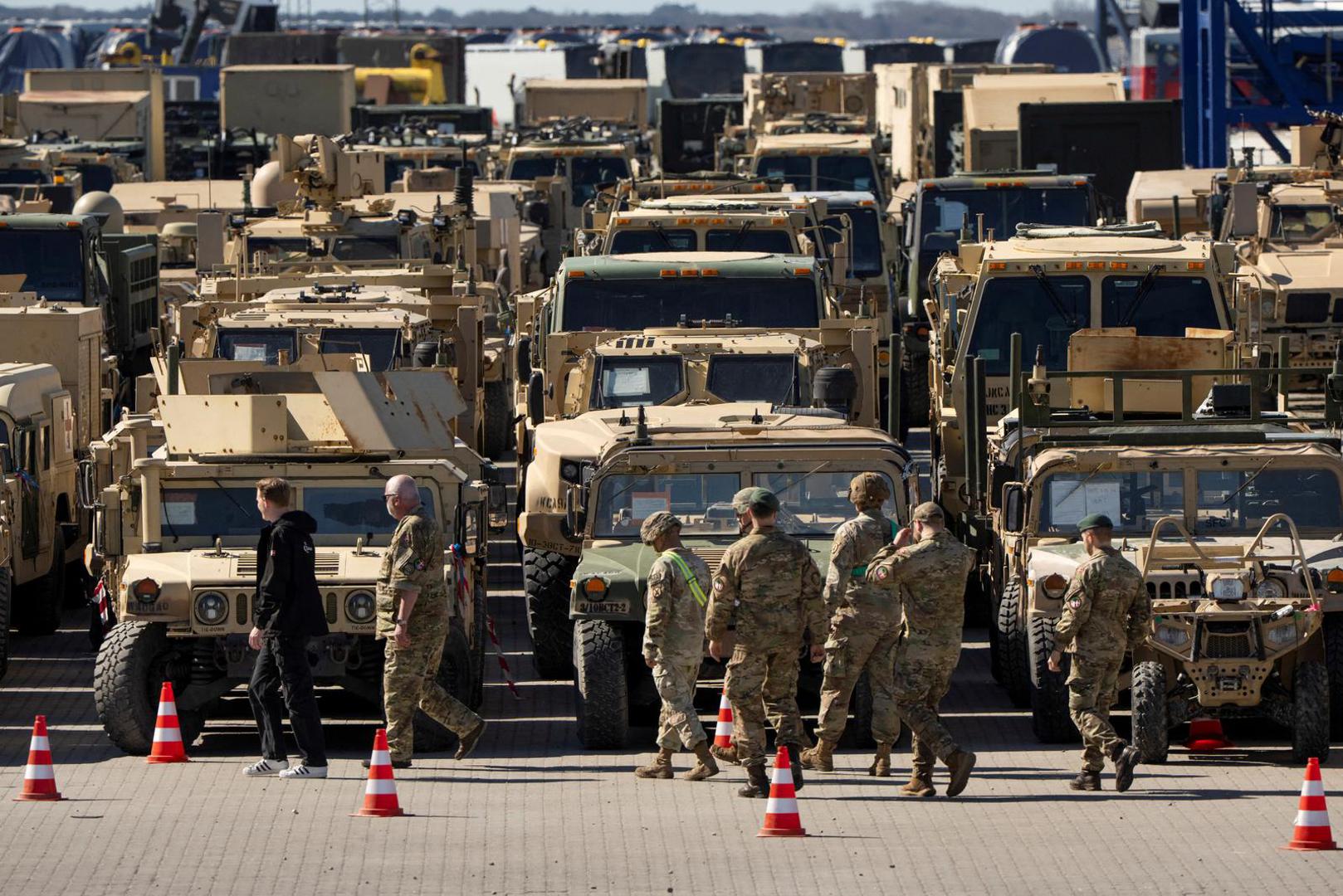 S druge strane, globalni pokazatelji pokazuju da svijet u cjelini nije u stagnaciji. Veći broj država bilježi pogoršanje, s rastućim konfliktima, militarizacijom i političkom nestabilnošću.

