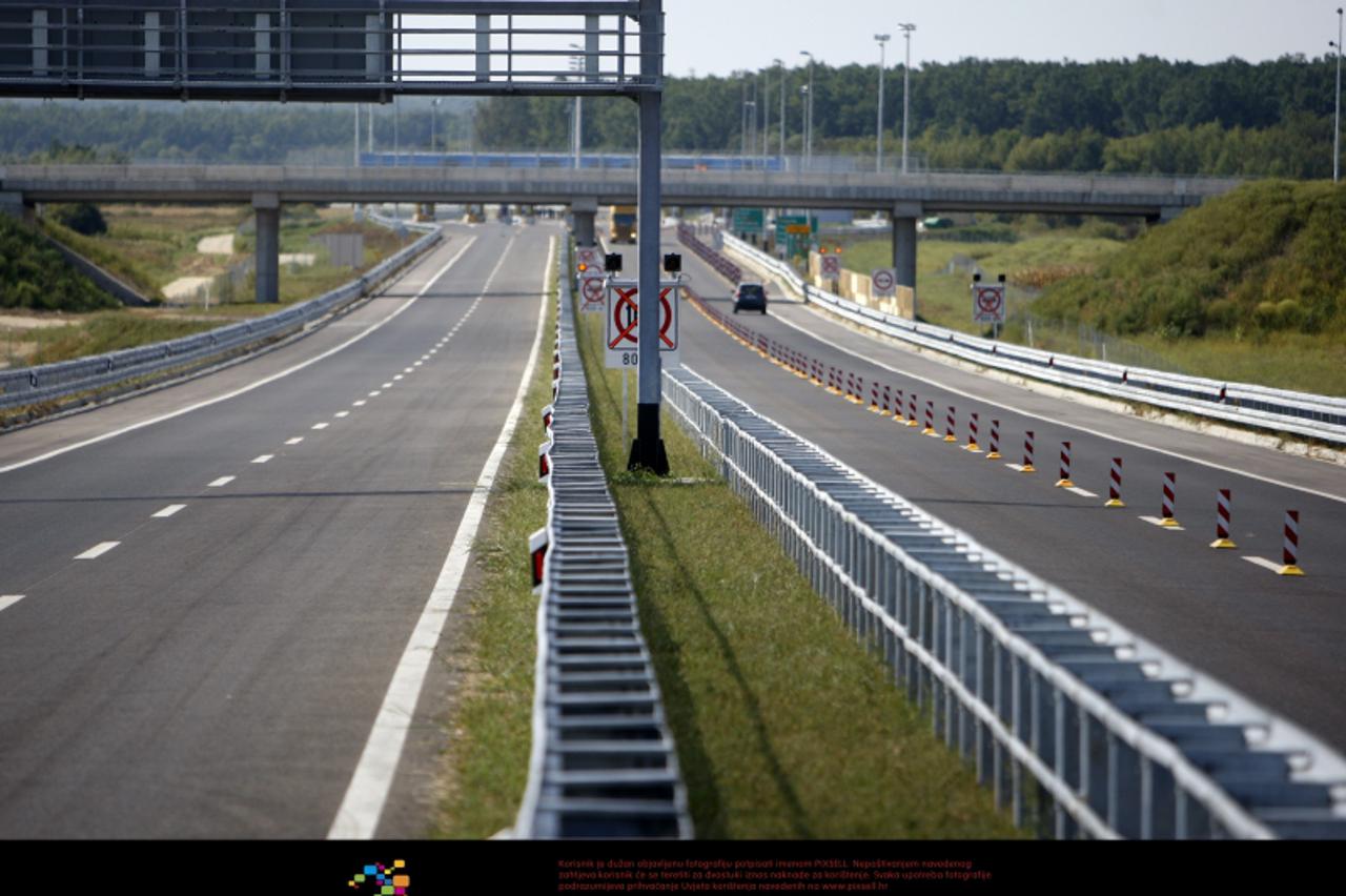 ' 04.09.2009., Zagreb, Hrvatska - Autocesta Zagreb-Sisak, dionica Velika Gorica-Busevec. Autocesta je otvorena devetog svibnja ove godine a vec se skida gornji sloj asfalta.  Photo: Slavko Midzor/24sa