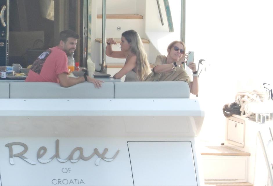 Gerard Pique s novom curom uživao na jahti kod Lopuda, kupali se i veslali na dasci
