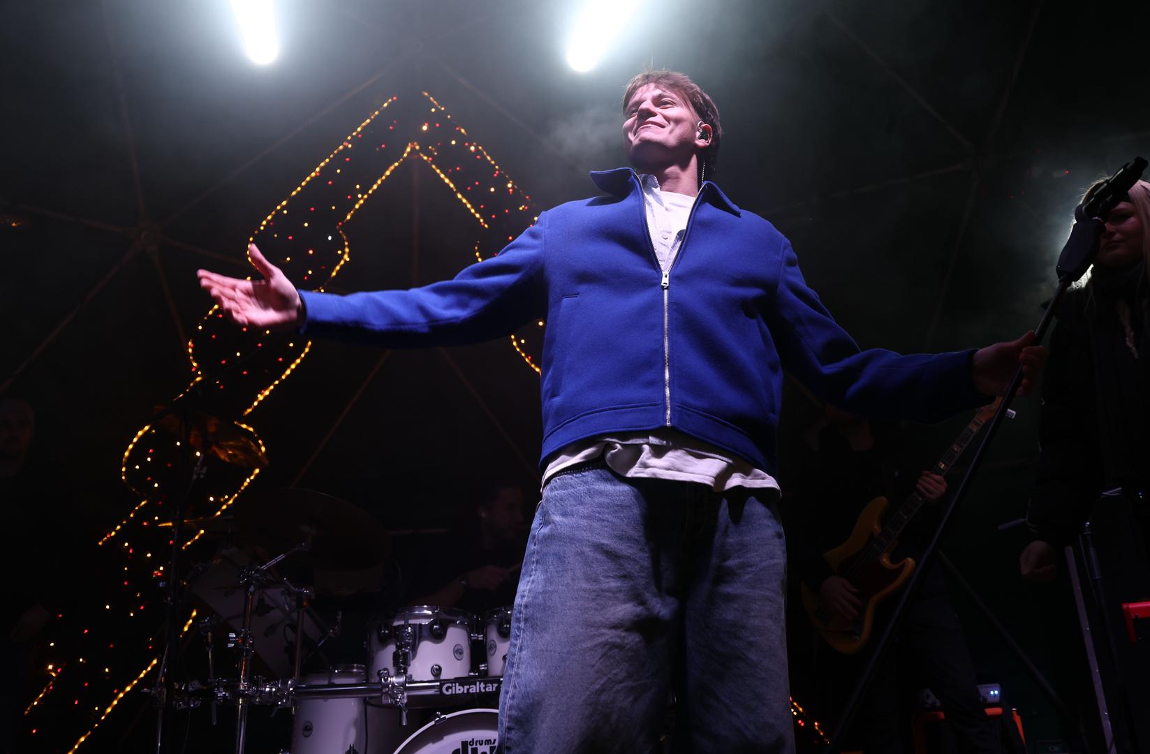 Posebnu težinu ovom uspjehu daje činjenica da su zahvaljujući pozornici postavljenoj u samom središtu Arene, u impresivnom 360° formatu, u prodaji bili svi sektori.