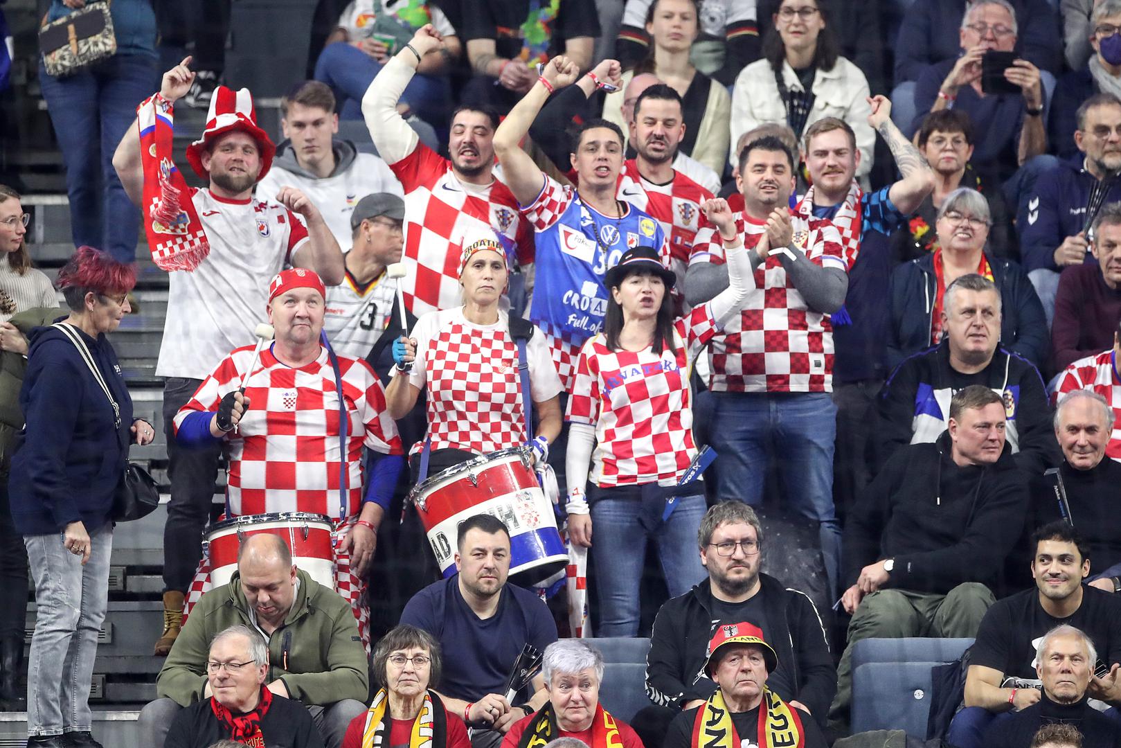 Susret se igra u velebnoj Lanxess Areni u Kolnu, koja može primiti oko 20.000 gledatelja