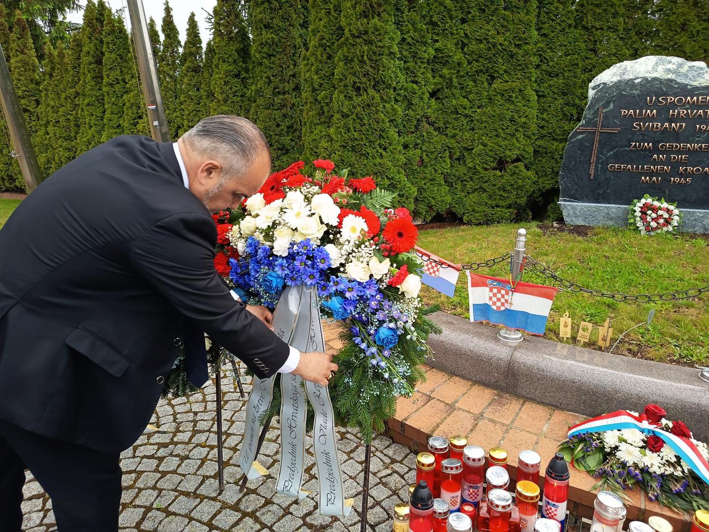 Veleposlanik Glunčić polaže vijenac