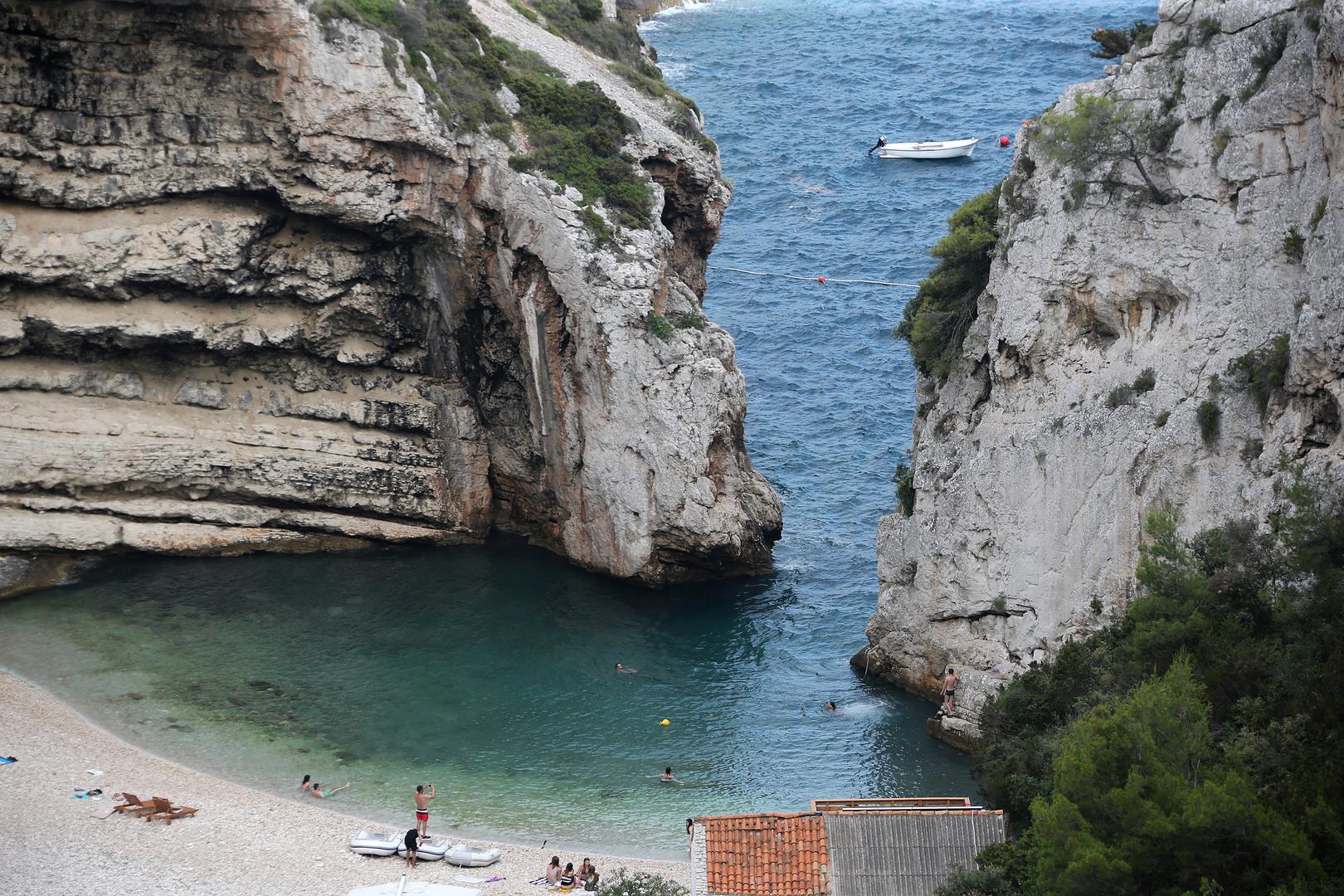Skrivenost uvale i plaže Stinive dio su njezine magične privlačnosti. Do ove skrivene oaze doći ćete samo ako ste spremni na planinarenje po uskim putevima kroz strme stijene.