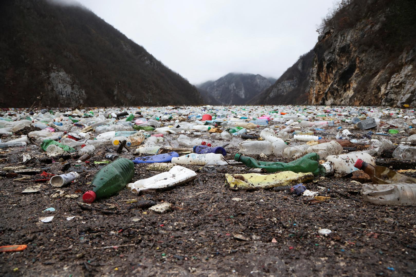 Vlasnici i zaposlenici hotela i restorana u Višegradu također su se žalili da plutajuće odlagalište otpada šteti turizmu.
