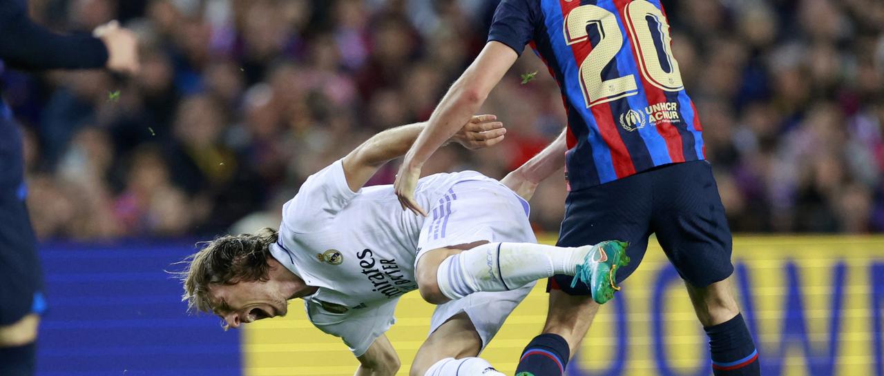 Barcelona kasnim golom svladala Real i došla blizu naslova prvaka, Modrić igrao u El Clasicu