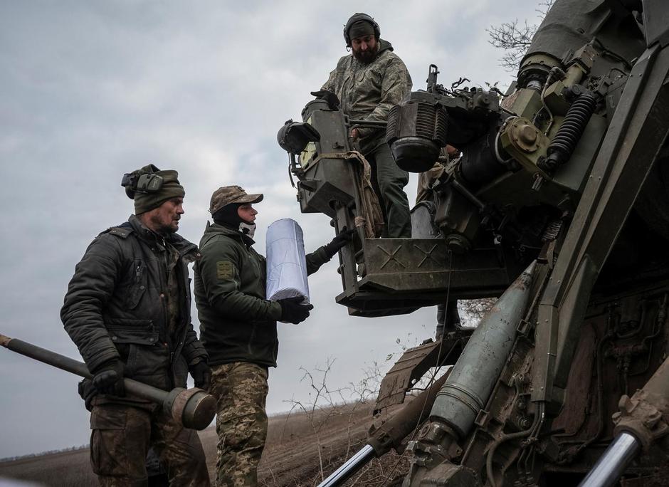 Ukrainian servicemen prepare a 2S7 Pion self-propelled gun to fire at a position on a frontline in Kherson region