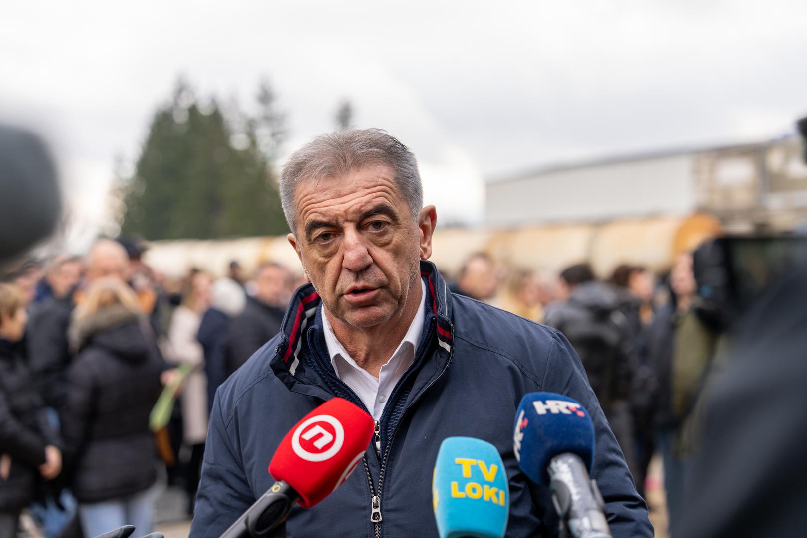 Prvi čovjek Gospića, dr. Darko Milinović koji radi i kao liječnik u Općoj bolnici Gospić, Grad vodi volonterski za što mjesečno dobija iznos od 1.133 eura.