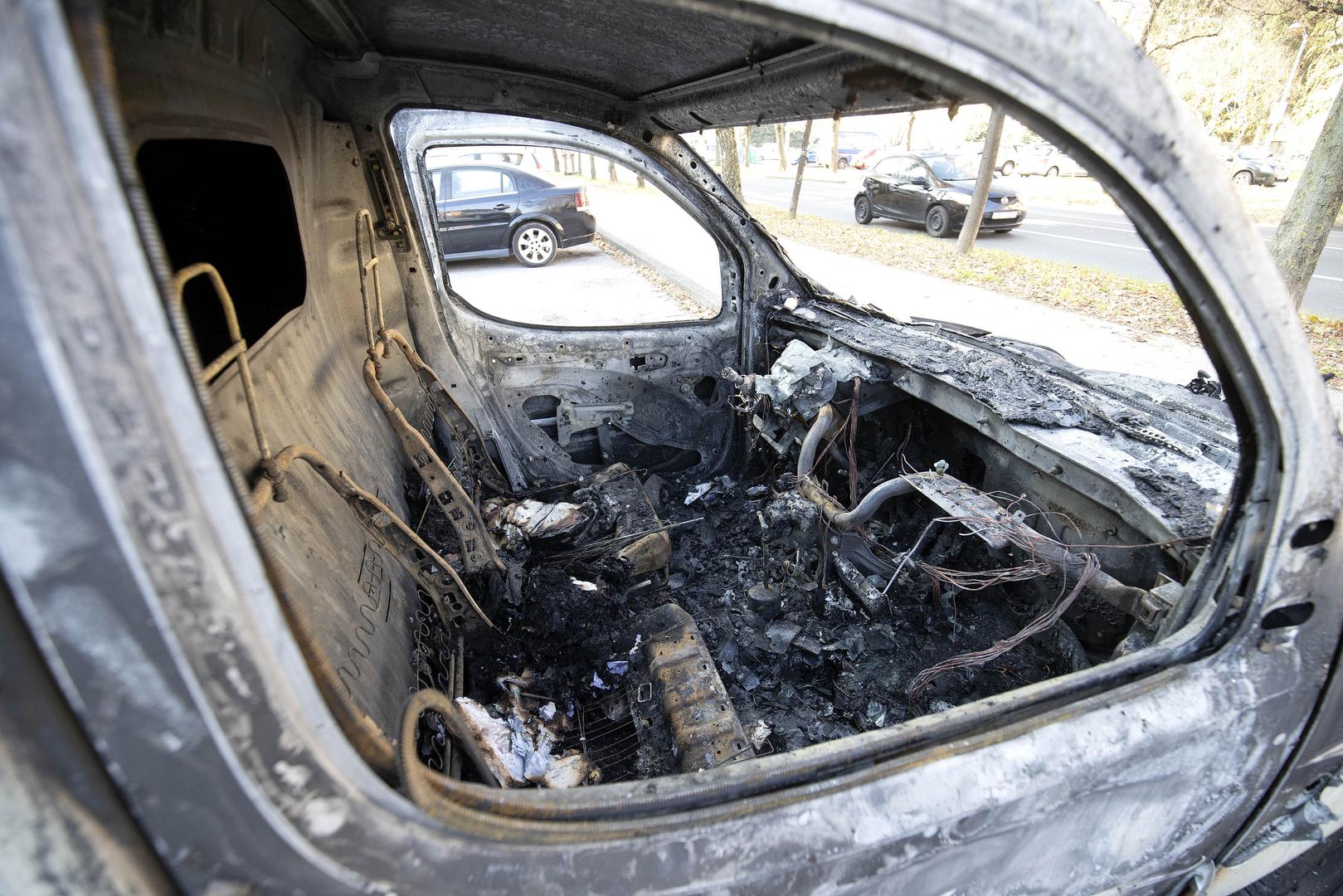 Na zagrebačkom Jarunu u ulici Hrgovići izgorio je kombi marke Fiat Doblo.

