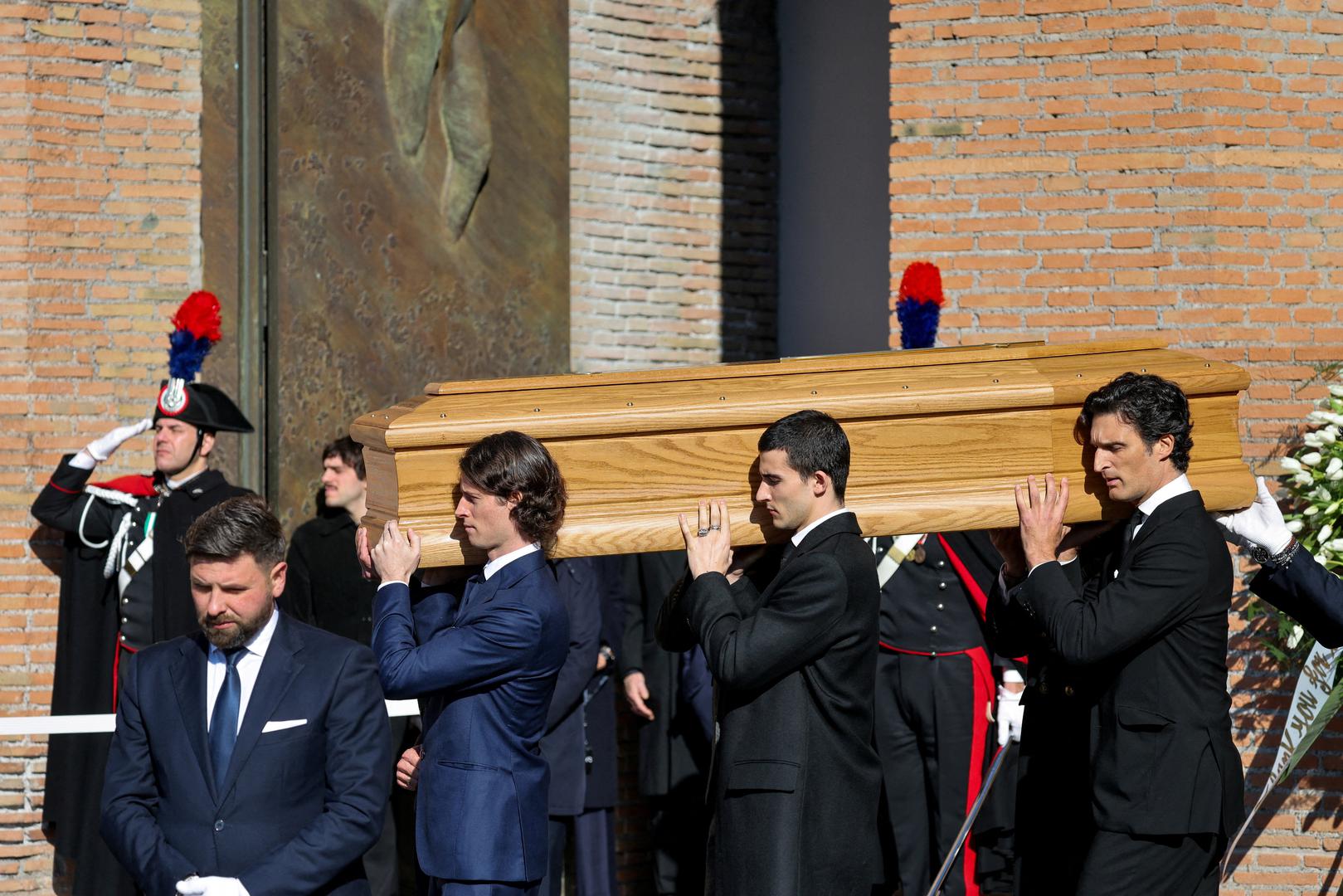 Talijanski modni dizajner Valentino Garavani u ponedjeljak je preminuo u dobi od 93 godine.