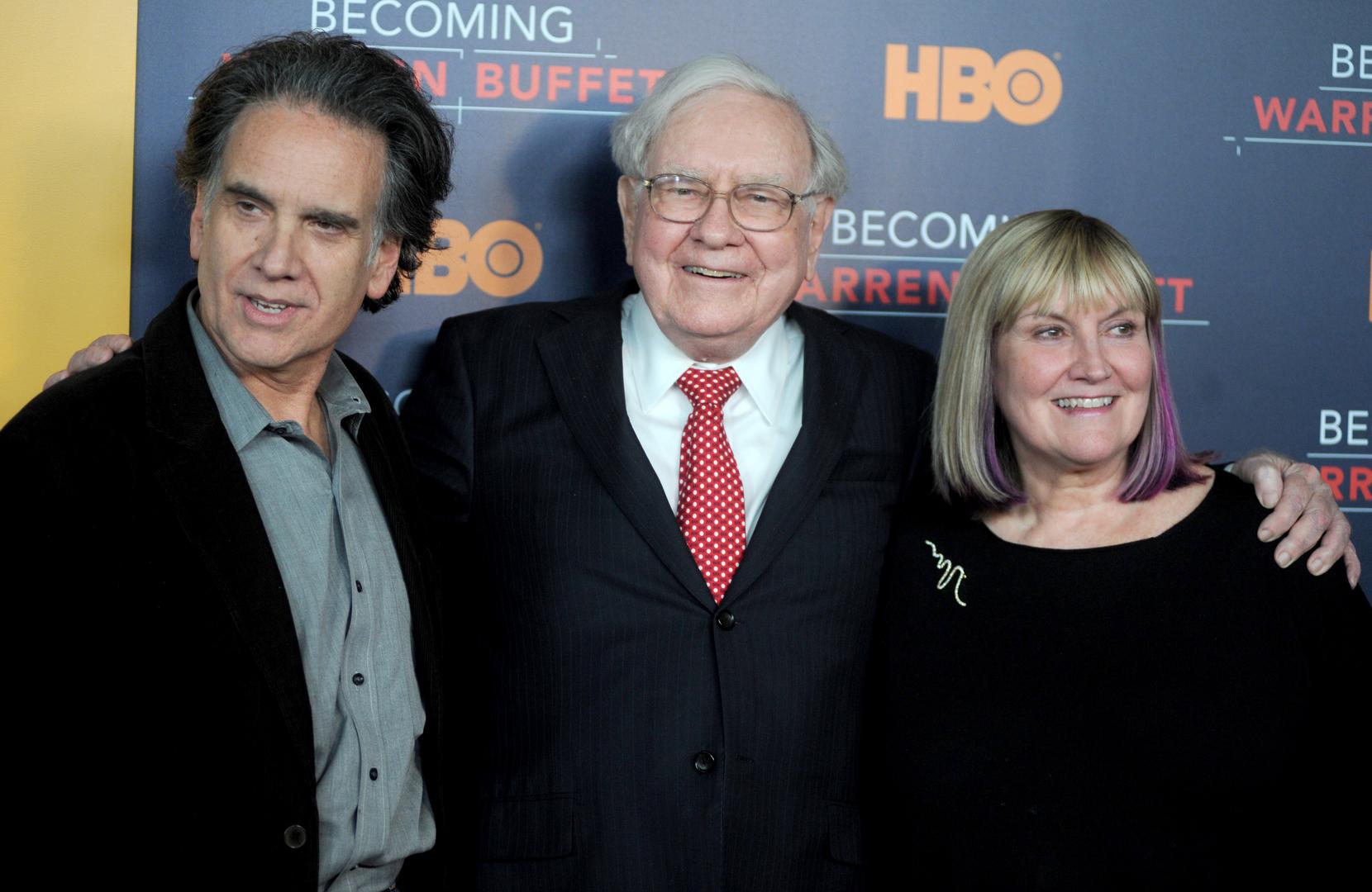 Peter (sin), Warren i Susie (kći) Buffett na premijeri dokumentarca o Warrenu