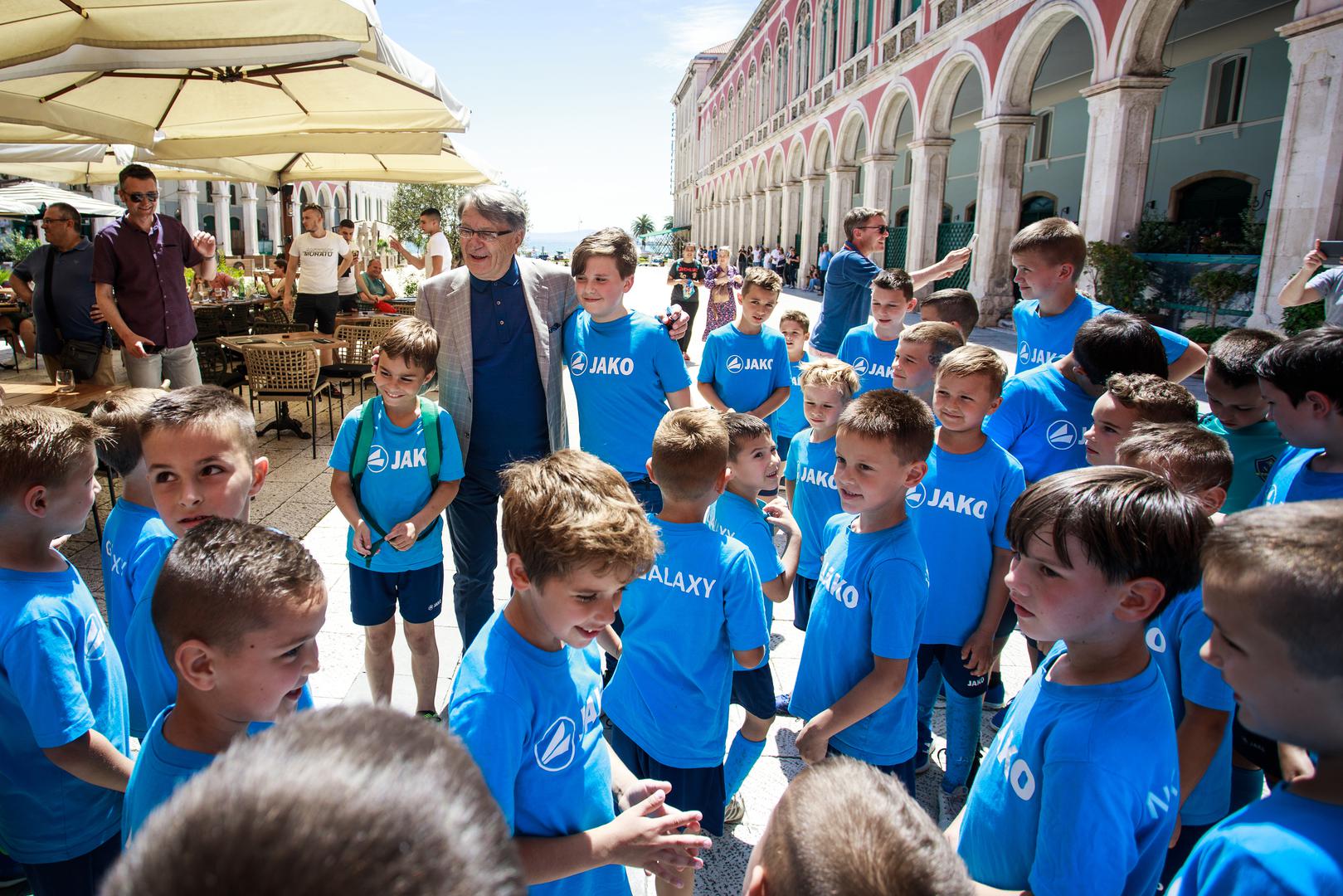 27.05.2021., Split - Miroslav Ciro Blazevic se druzio s djecom u Splitu. rPhoto: Milan Sabic/PIXSELL