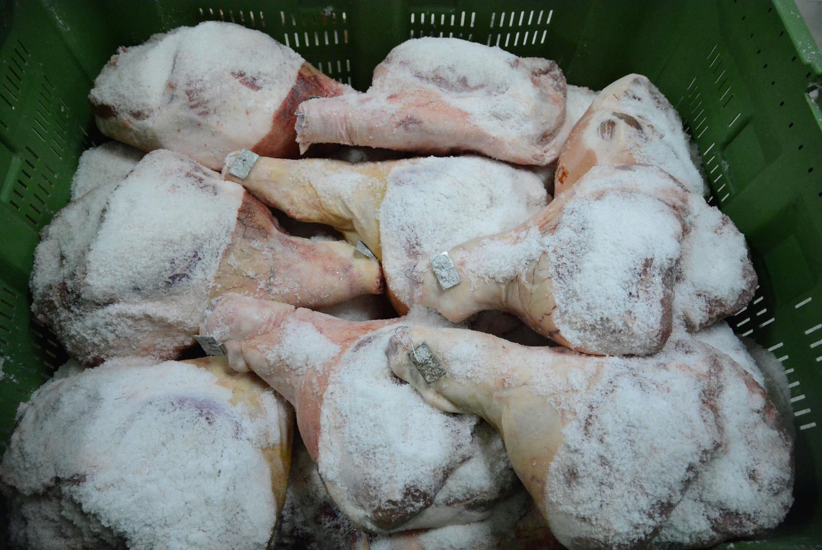 Svinjski butovi šleperom stižu na odrediste, a nakon istovara slijedi soljenje i prešanje pršuta.