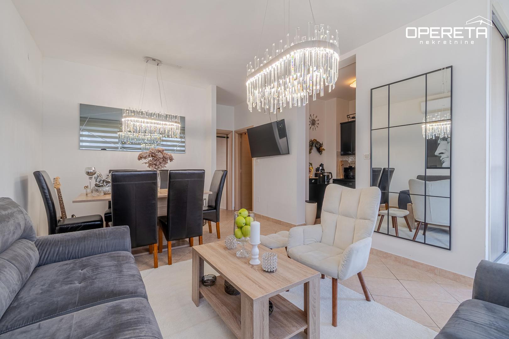 Prodaje se praktičan i uredan stan u Rovinju, smješten u neposrednoj blizini trgovačkih sadržaja, na približno 1,5 km udaljenosti od stare gradske jezgre. 