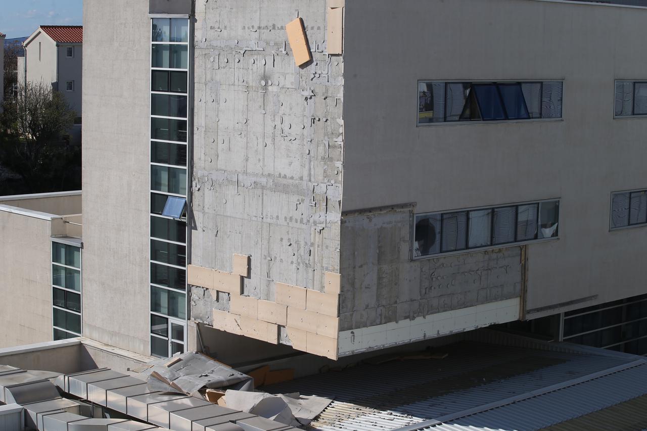 Split: Jaka bura uništila dio fasade Zdravstvene škole