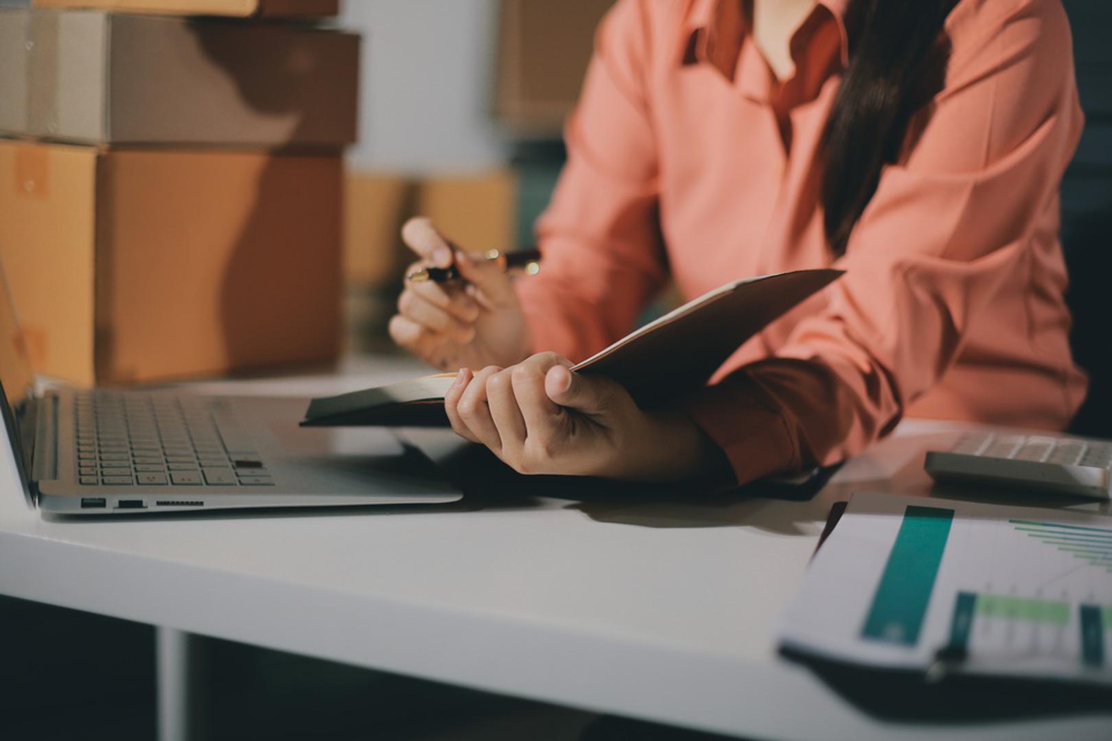 Djevica: Ovaj znak mrzi odstupati od savršenstva koje si zacrta u glavi. Djevice su poznate po svojoj analitičnosti, organiziranosti i perfekcionizmu, zbog čega se lako ističu u poslovnom okruženju. Osobe rođene u ovom znaku rijetko prepuštaju stvari slučaju te pažljivo planiraju i obraćaju pažnju na detalje. Takav pristup često ih vodi prema dugoročnom uspjehu jer su pouzdani, marljivi i temeljiti u svemu što rade. Njihova sposobnost rješavanja problema i usmjerenost na kvalitetu često im donose priznanja i profesionalni napredak. 

