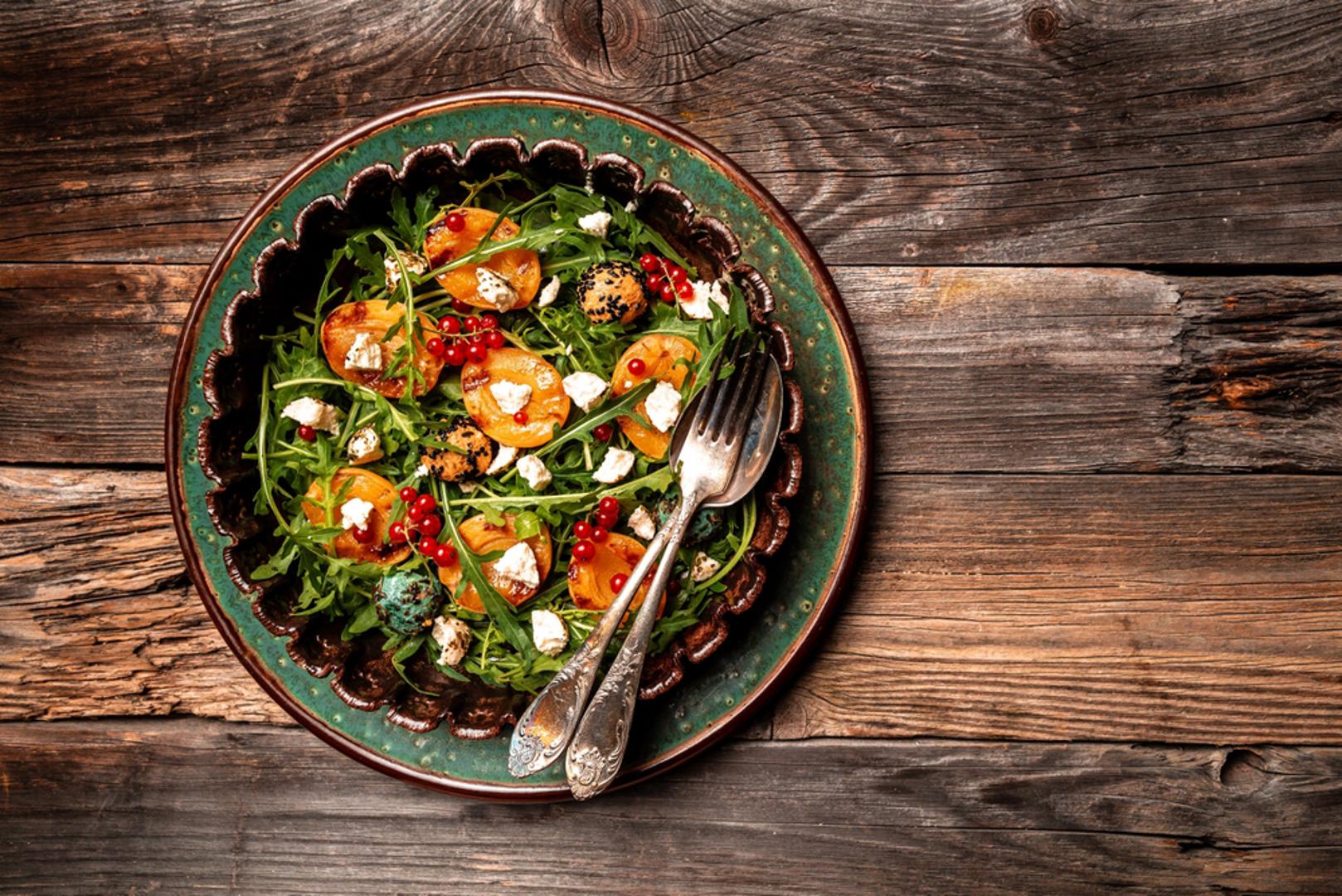 Salata s marelicama, sirom i orasima: Marelice se odlično slažu i sa slanim okusima, osobito s mladim sirom, mozzarellom ili feta sirom. Dovoljno ih je narezati na kriške, pomiješati sa zelenom salatom, orasima i malo maslinova ulja te dodati nekoliko kapi limunova soka. Takva salata je lagana, mirisna i idealna za ljetnu večeru kada želimo nešto brzo, zdravo i drugačije.