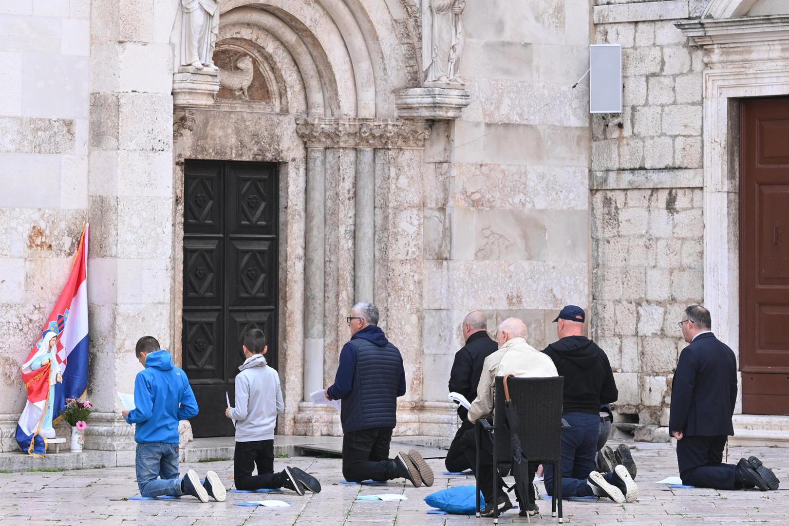 04.11.2023., Zadar - Molitelji ispred katedrale sv. Stosije okupljaju se svake prve subote u mjesecu. Photo: Dino Stanin/PIXSELL