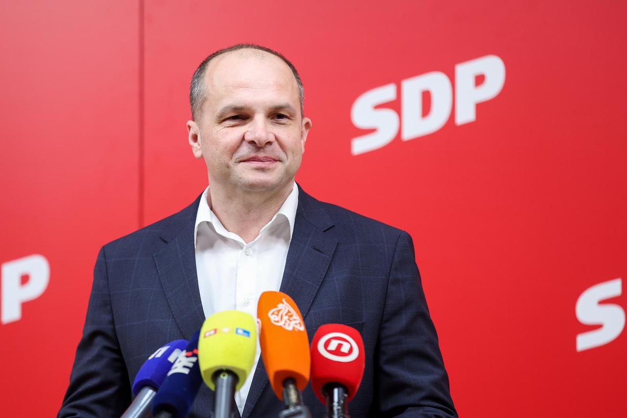 Zagreb: Siniša Hajdaš Dončić održao konferenciju za medije o aktualnoj političkoj situaciji