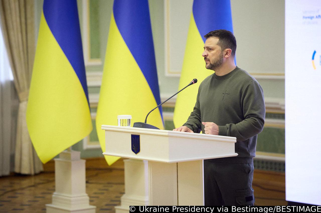 Le Président Volodymyr Zelensky félicite les diplomates ukrainiens et les employés du ministère des Affaires étrangères, à l'occasion de la Journée du service diplomatique ukrainien