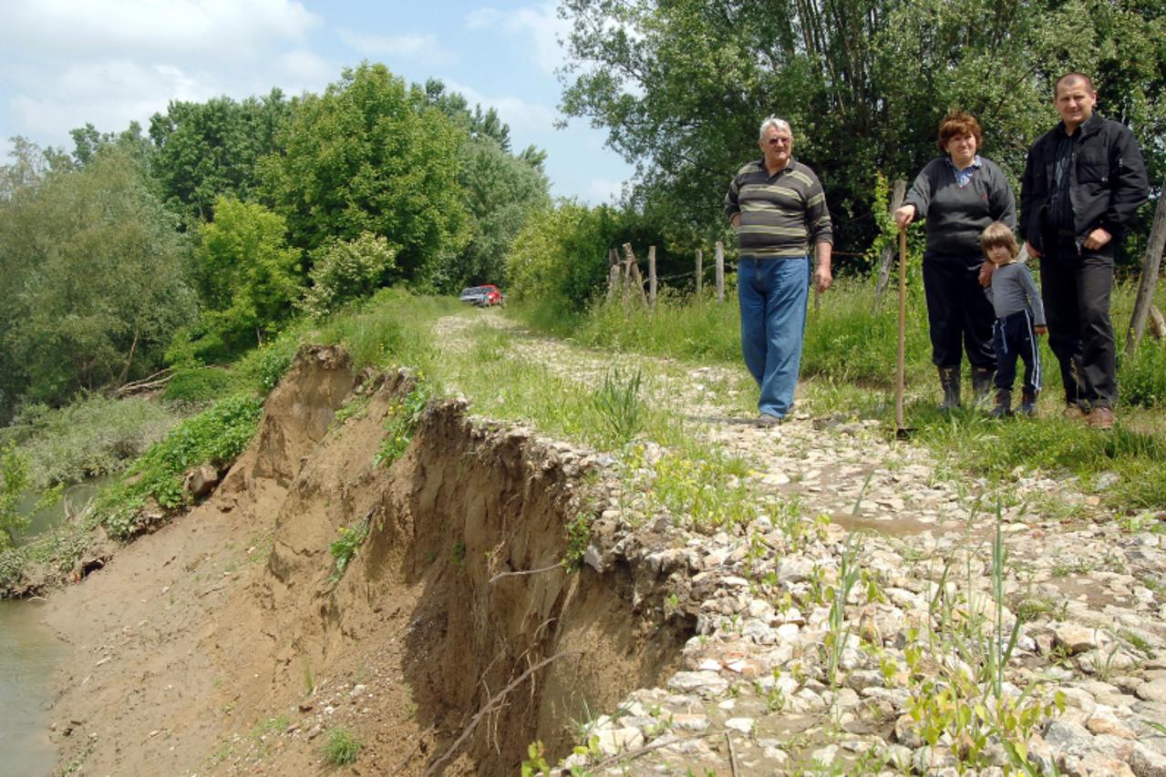 'sisak - 24.05.2010., Bok - Odronjena je obala Save, kazu mjestani, sa sobom povukl i dio poljskog puta. Photo:Nikola Cutuk/PIXSELL'