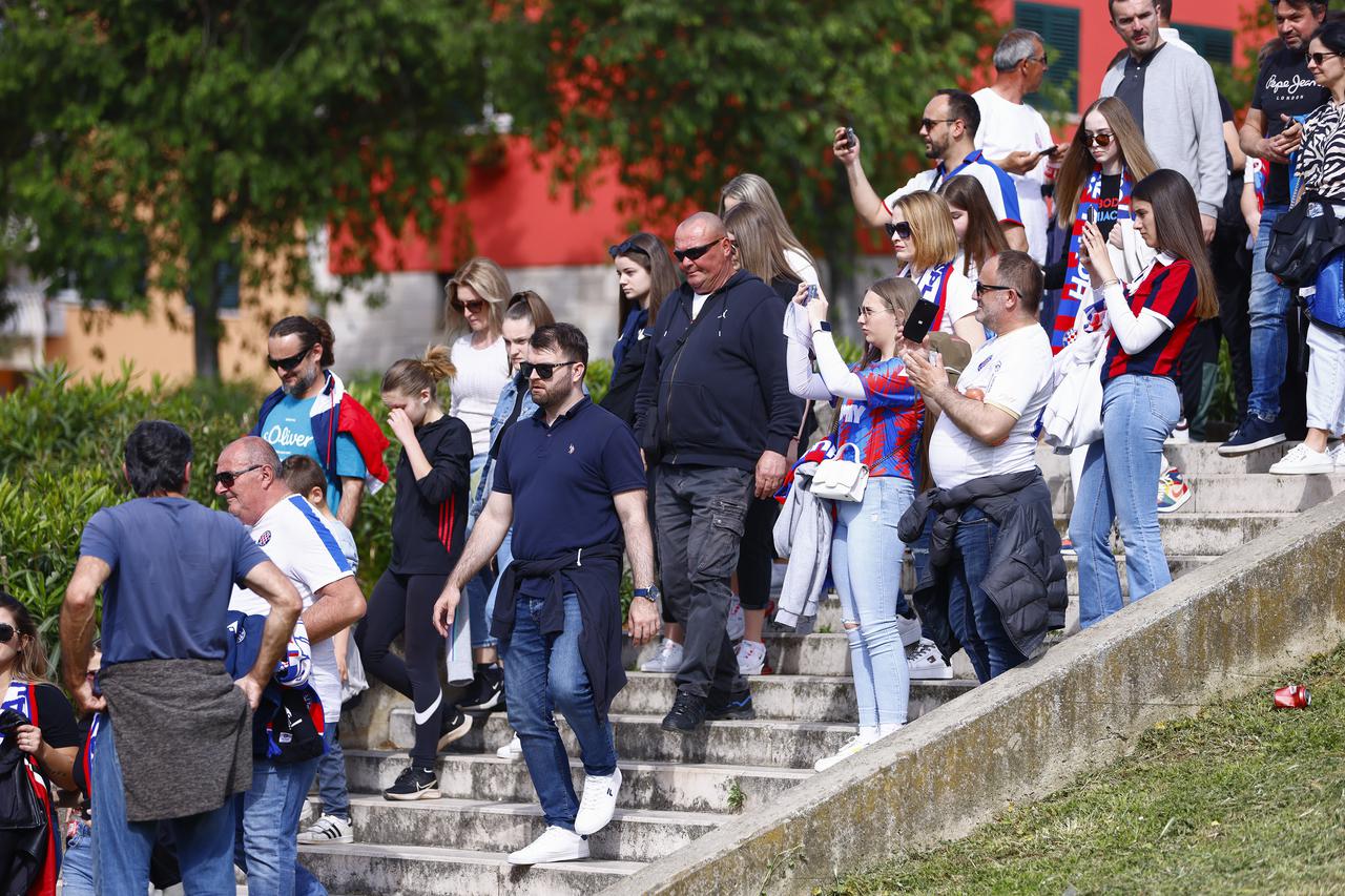 Split: Okupljanje navijača ispred Poljuda uoči početka utakmcie između Hajduka i Dinama
