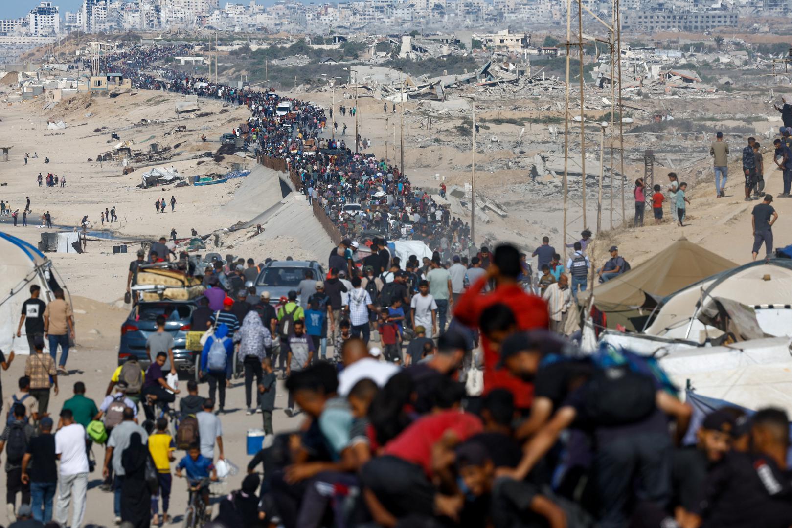 Izraelske snage povukle su se s ceste uz mediteransku obalu kod grada Gaze, gdje su se okupile stotine ljudi nadajući se povratku u glavno urbano središte enklave koje je već mjesec dana meta izraelskih napada.