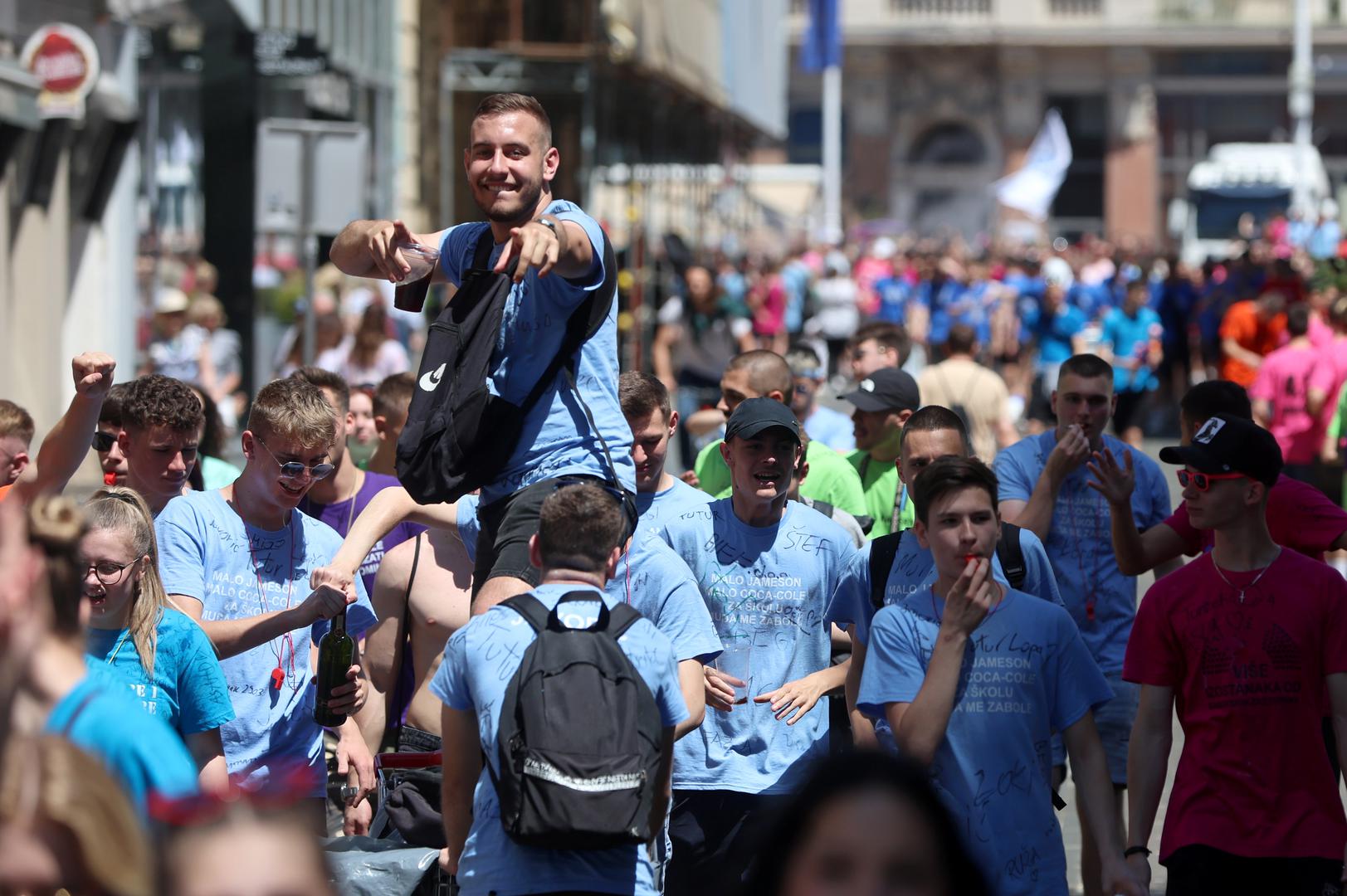 24.05.2024., Zagreb - Zagrebacki maturanti okupljaju se na Trgu bana Josipa Jelacica od kuda ce u povorci krenuti prema Bundeku gdje ce obiljeziti zavrsetak srednjoskolskog obrazovanja. Photo: Sanjin Strukic/PIXSELL
