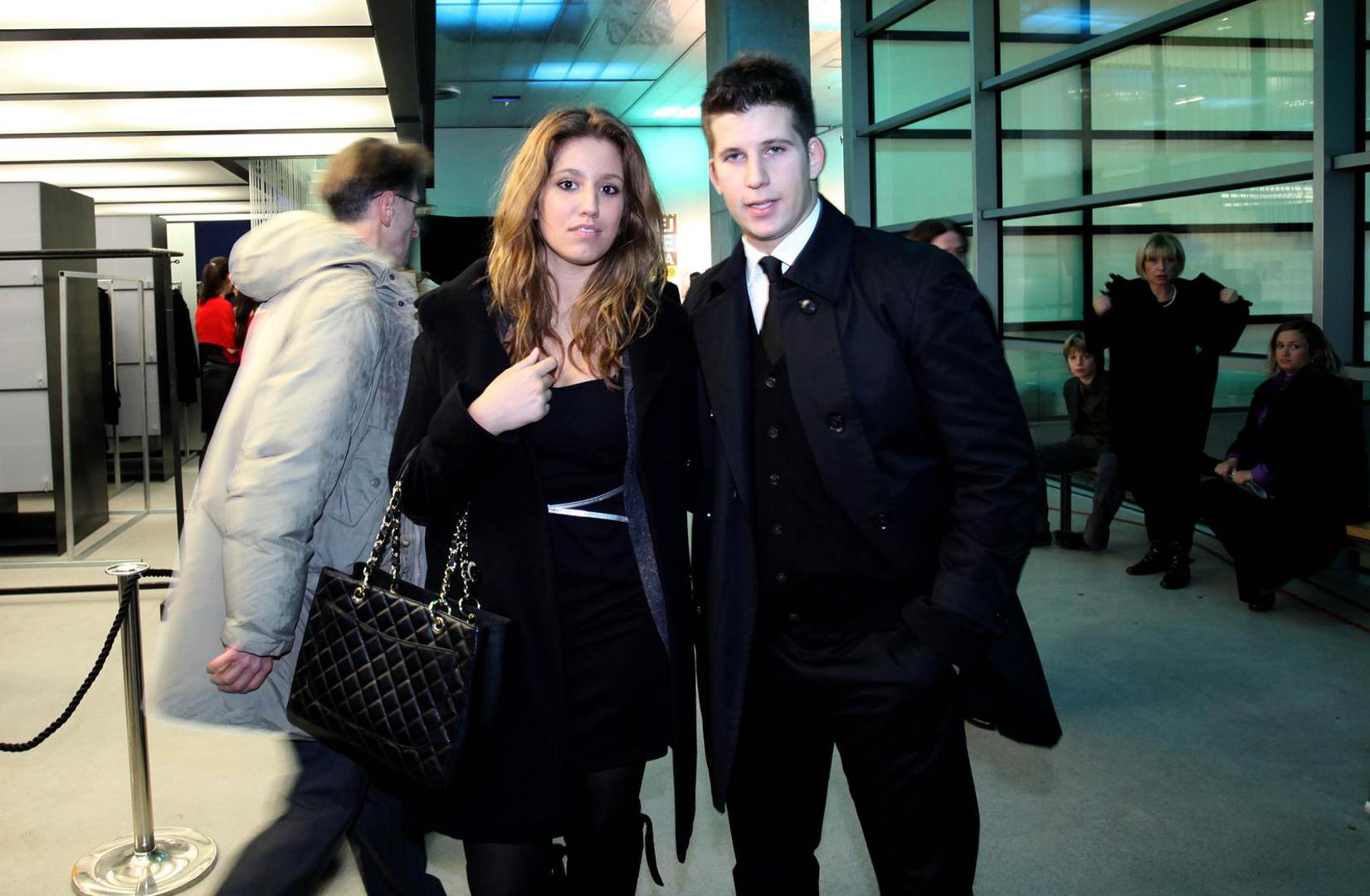 Inače, Bruna živi i radi u Londonu i na čelu je klinika Private Psychiatry, na čijoj web-stranici piše kako ova klinika svojim holističkim pristupom uzima u obzir mentalno zdravlje pacijenata u sklopu njihovih jedinstvenih životnih okolnosti. U njezinom životopisu, koji je objavljen na stranicama ove klinike, piše kako je Bruna završila psihijatrijsku obuku u Sveučilišnoj bolnici Ludwig Maximilian u Münchenu, Njemačka.