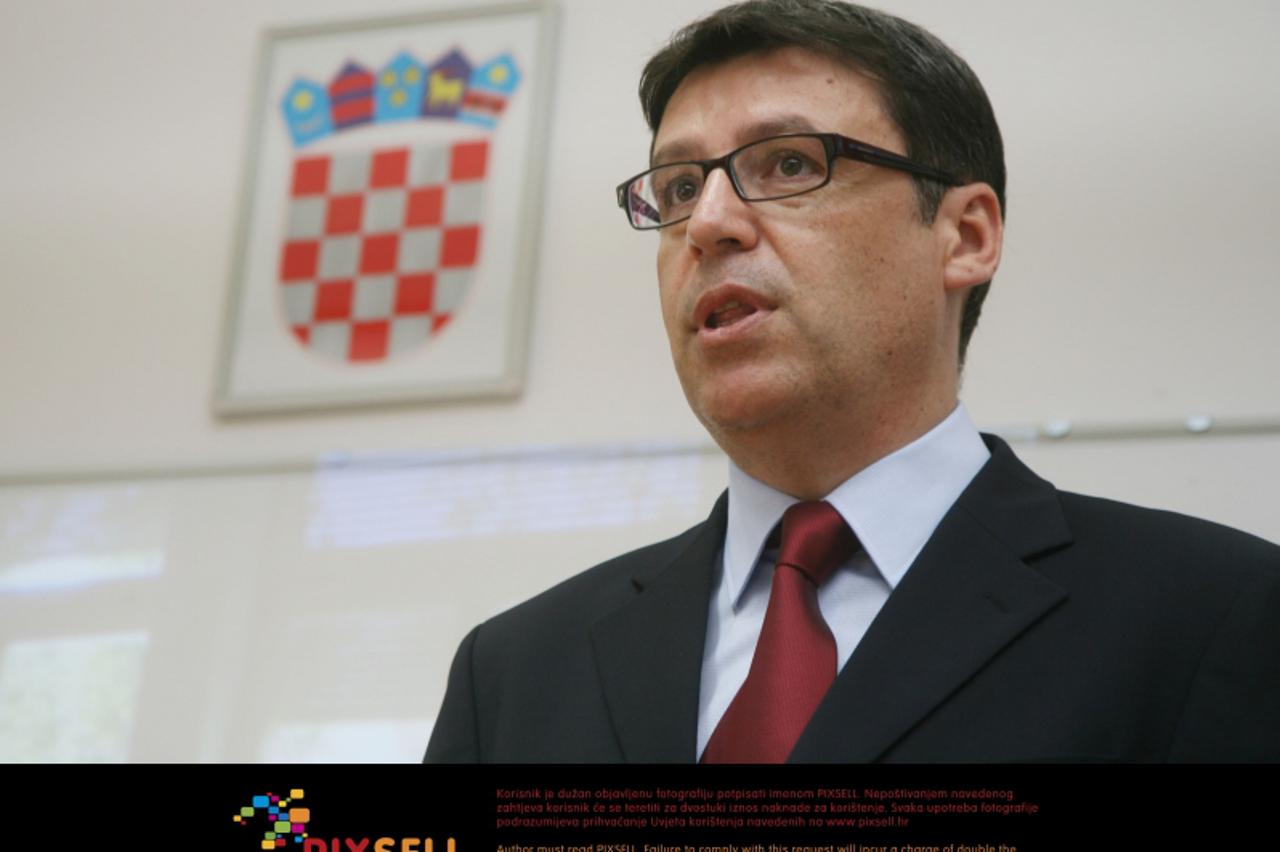 '03.09.2012.,Karlovac -  Ministar znanosti, obrazovanja i sporta Zeljko Jovanovic  u obilasku Gimnazije Bernardina Frankopana za prvi dan skole. Photo:Dominik Grguric/PIXSELL'