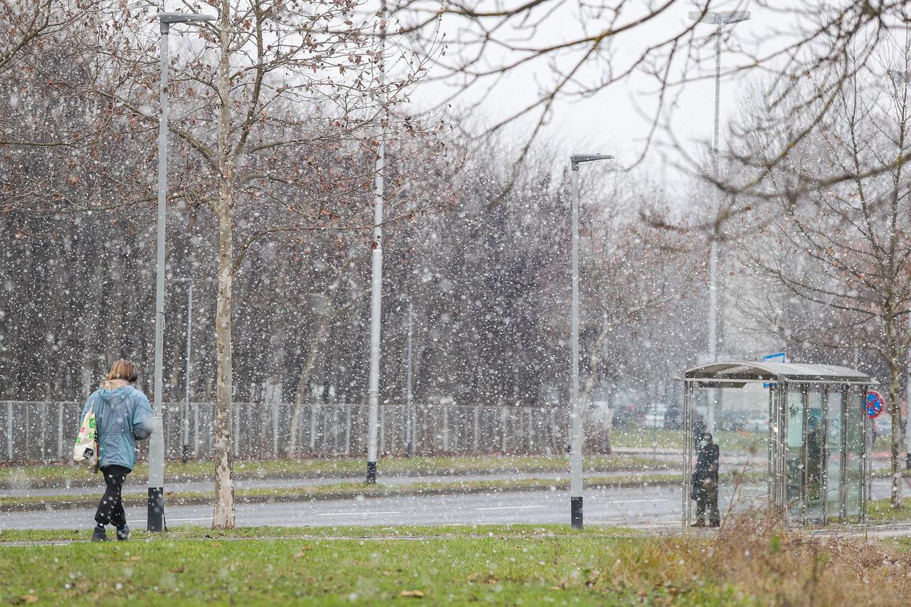 Gust snijeg je počeo padati na zagrebačkom području