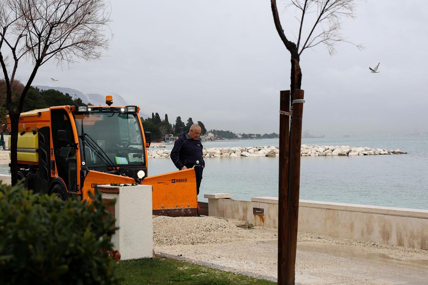 Vatrogasci su zaprimili oko 200 poziva građana zbog poplavljivanja objekata, a u Kaštelima su nastavili s ispumpavanjem vode iz poplavljenih prostora.