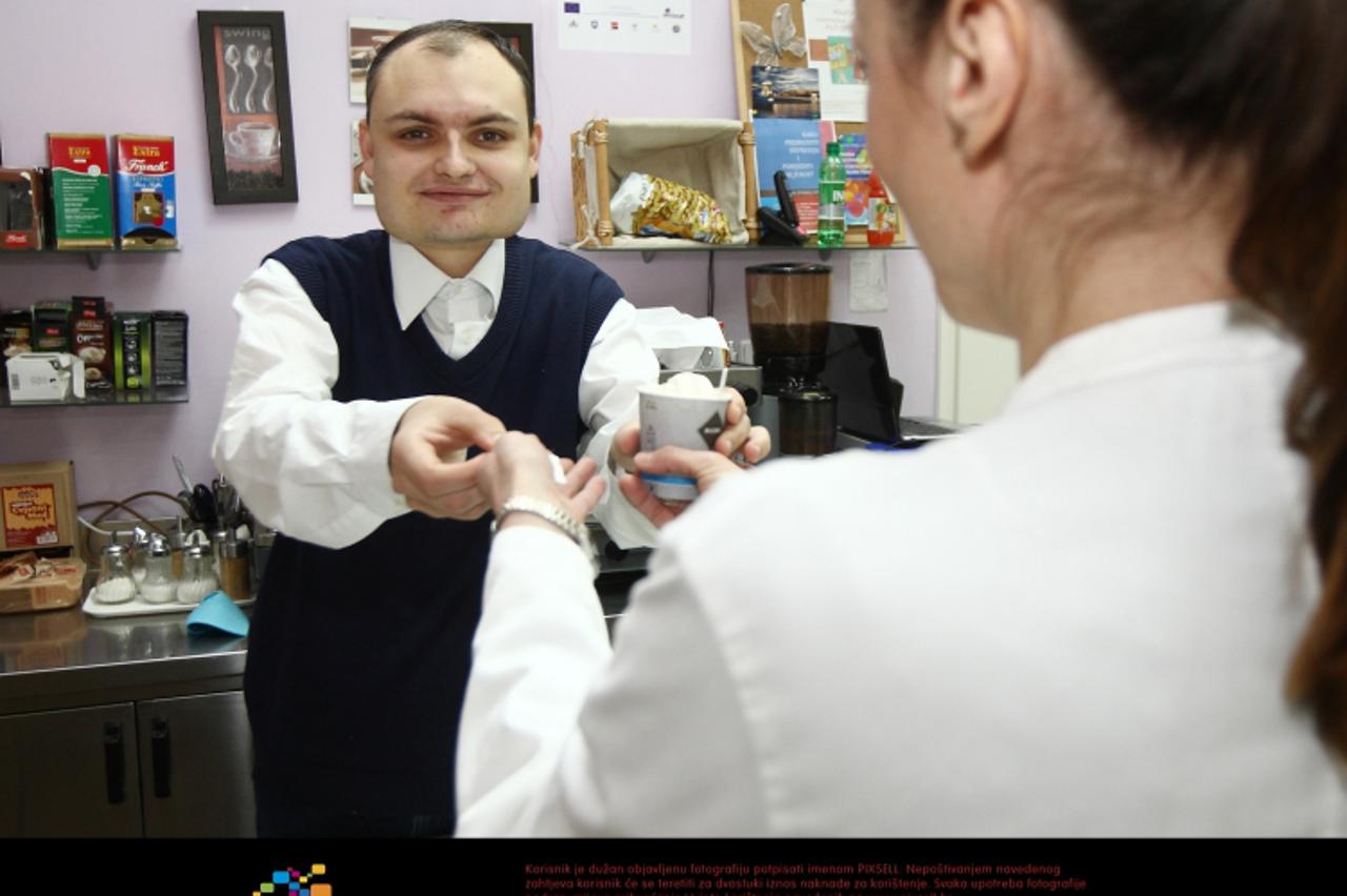 '19.01.2012., Zagreb - U krugu psihijatrijske bolnice Vrapce, Udruga Svitanje pokrenula je Klub Svitanje u kojem osobe s dijagnozom psihicke bolesti u svrhu ukljucivanja u zajednicu rade kao konobari.