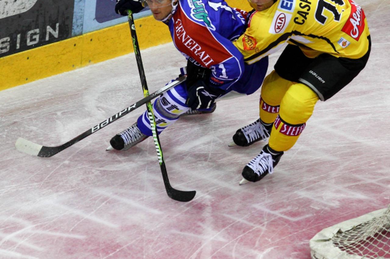 \'23.09.2011, Albert Schultz Halle, Wien, AUT, EBEL, UPC Vienna Capitals vs KHL Medvescak Zagreb, im Bild Zweikampf zwischen Vjaceslav Truhno, (KHL Medvescak Zagreb, #11) und Peter Casparsson, (UPC Vi