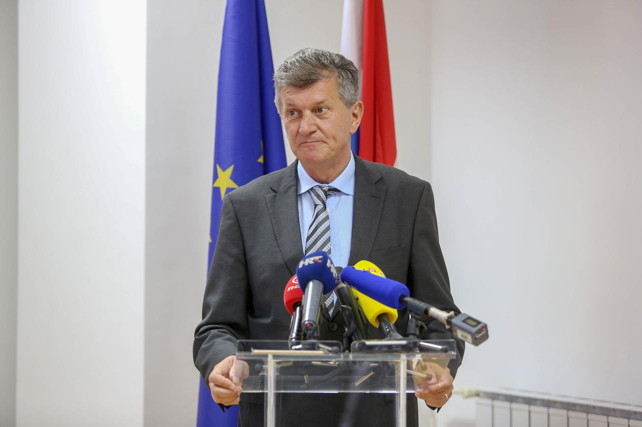 Ministar Kujundžić potpisao ugovor o nabavi robotskog kirurškog sustava