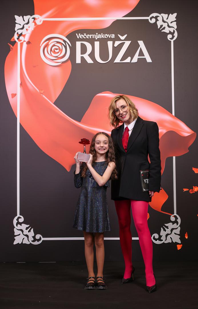 Za najbolju TV emisiju godine glumica Linda Begonja i glumac Roko Sikavica proglasili su The Voice Kids.