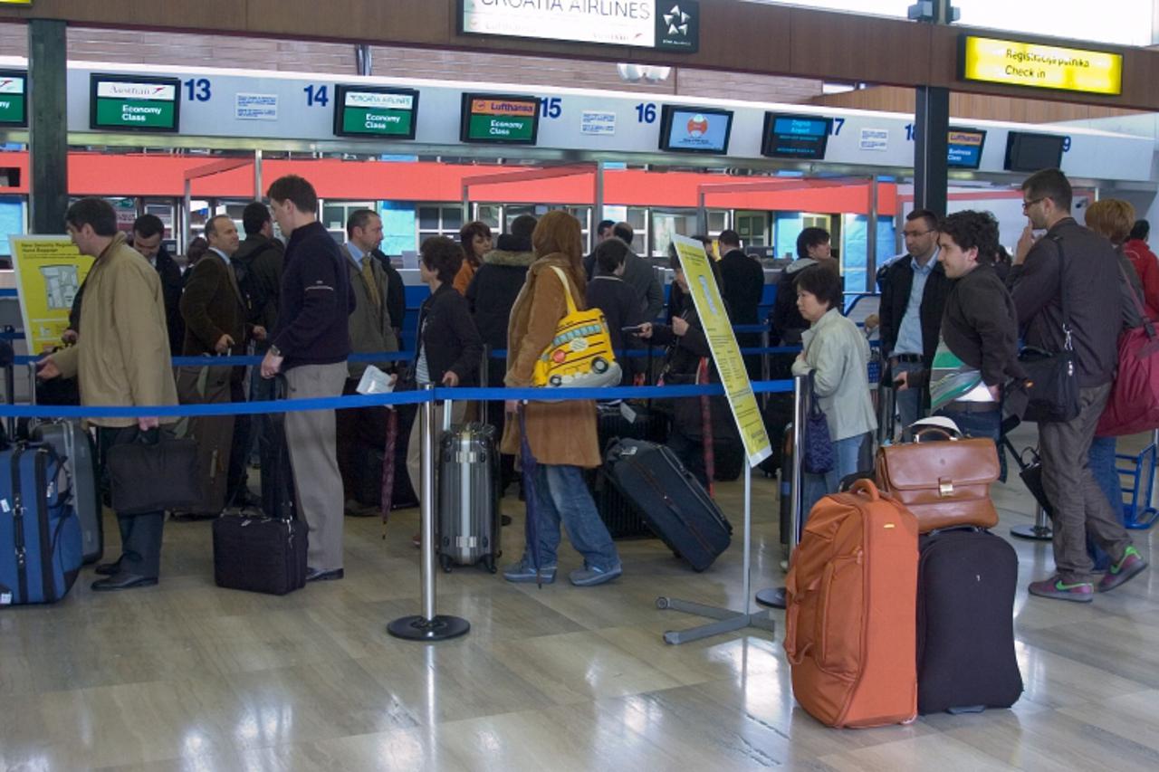 '12.04.2008.....zagreb...unu....zracna luka pleso,ljudi prenocili u cekaonici zbog kvara na avionu.foto:marko prpic/Vecernji List'