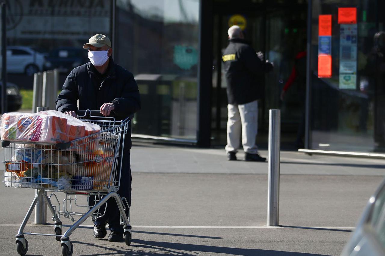 Zagreb: Dugačak red na ulazak u dućan kako bi obavili kupovinu prije blagdana Uskrsa