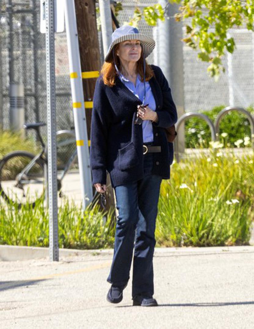 Velika prekretnica u njezinoj karijeri bio je dolazak u "Melrose Place". Uloga liječnice Kimberly Shaw, koja se s vremenom razvila u jednu od najvećih negativki serije, donijela joj je veliku popularnost. Cross je kasnije i sama priznala da su zapleti vezani uz njezin lik bili "ludi", uključujući skrivanje tumora na mozgu i dizanje stambene zgrade u zrak. Na privatnom planu bila je u vezi s glumcem Richardom Jordanom sve do njegove smrti 1993. godine. 