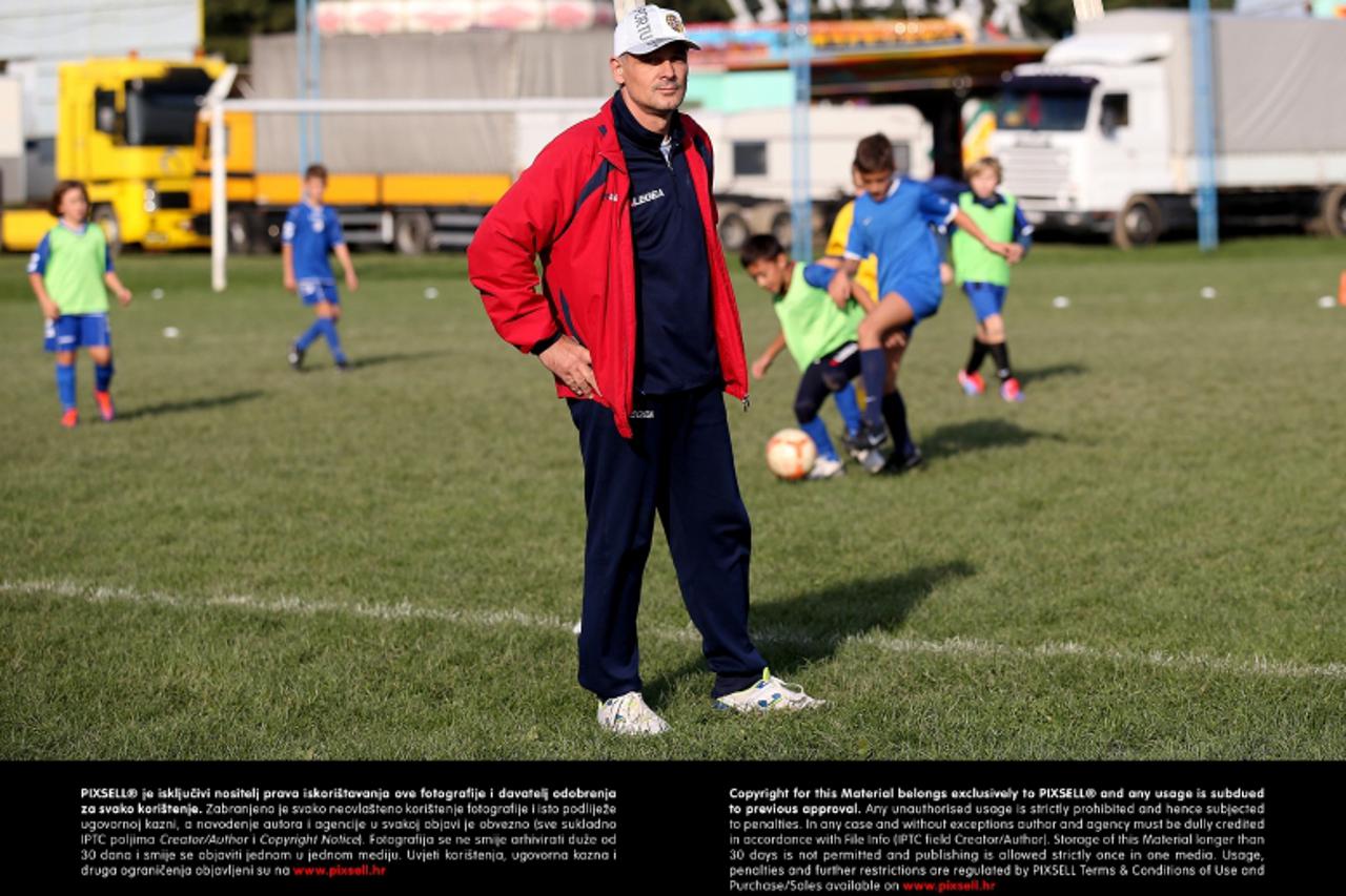 '04.10.2013., Zagreb - Na dijelu pomocnog terena NK Precko postavljen je lunapark zbog cega se zale roditelji djece koja tamo treniraju. Petar Mitic, jedan od roditelja.  Photo: Igor Kralj/PIXSELL'