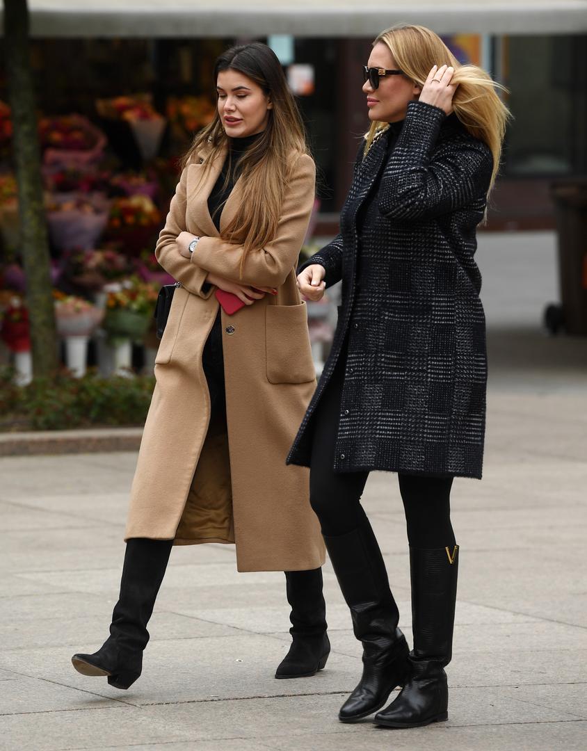 Nakon toga, više se nije pojavljivala pod svjetlima reflektora, a danas u šetnji nije marila za fotorportere koji su je ulovili u ležernoj crnoj kombinaciji i tamnim naočalama